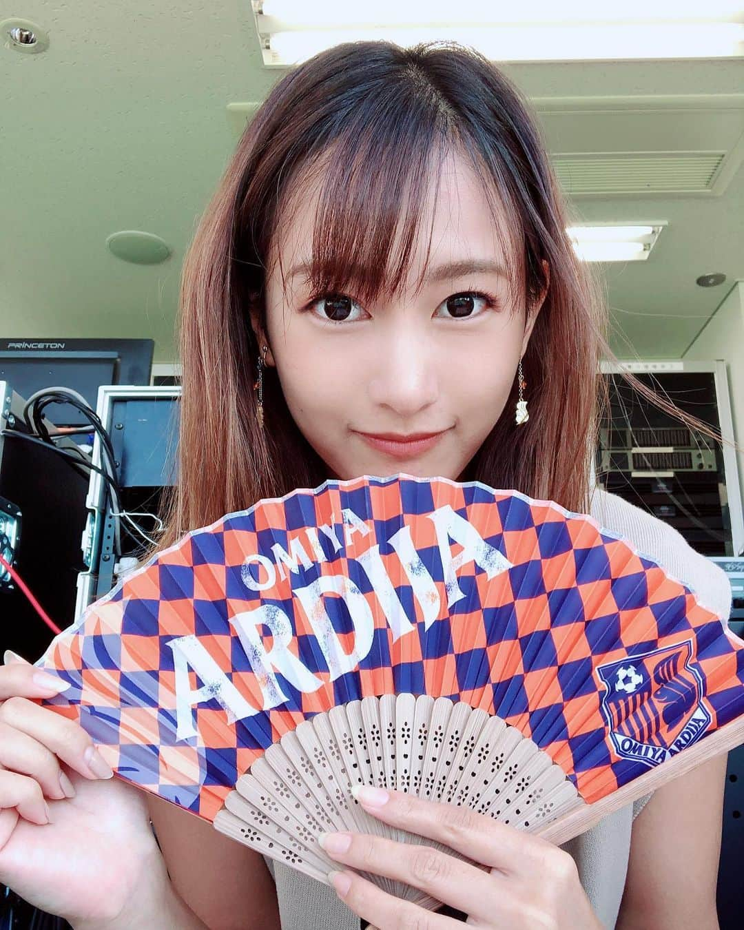 倉園由菜さんのインスタグラム写真 - (倉園由菜Instagram)「.﻿ ﻿ ﻿ 夏だーってなって何年か前の扇子を﻿ 引っ張り出してきた♡﻿ ﻿ 大宮ビール祭り、﻿ スペシャリティビールが飲めるらしい🍺﻿ 7種類あるからたくさん飲めるように﻿ ハーフサイズ6種類セットもあるらしい🍺﻿ ﻿ いいなあ飲みたい、、(･ᴗ･)笑﻿ ﻿ ﻿ *** *** *** *** *** *** *** *** *** *** ***﻿ 武蔵野銀行プレゼンツマッチ﻿ #大宮アルディージャ vs #レノファ山口﻿FC 19:00 KICK OFF!!﻿ *** *** *** *** *** *** *** *** *** *** ***﻿ ﻿ さて。夏が始まりますね！﻿ 勝ちましょう！！！！！﻿ ﻿ ﻿ #ardija﻿ #オレサマサイコー」7月27日 15時41分 - yuna_kurazono