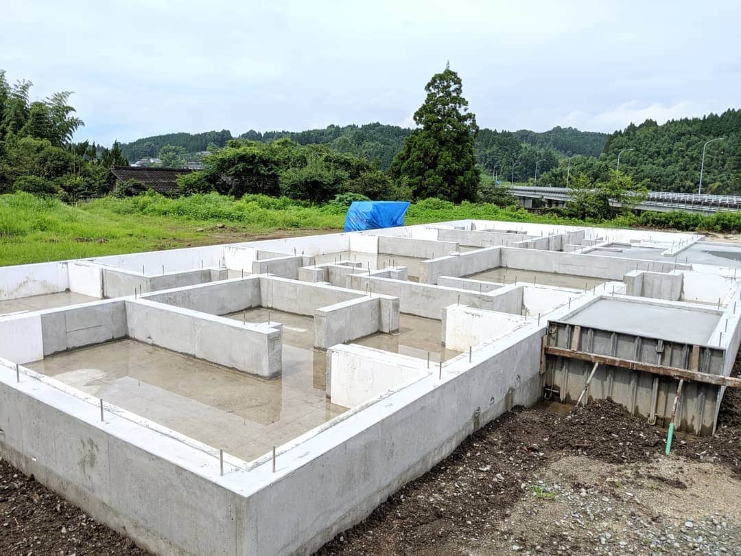 有限会社 稲葉製材住宅のインスタグラム：「どーも、今村です🤥 基礎工事完了！ 棟上げまであと少し💪 晴れるといいなーーー  #新築#工事#棟上げまであと少し#基礎工事完了#平屋の家#高品質#高性能#丁寧な家づくり#高耐震#家#家づくり#マイホーム#マイホーム計画#暮らし#日々#田舎暮らし#のんびり#マイペース#工務店#熊本#玉名#山鹿#荒尾#稲葉製材住宅#イナバ」
