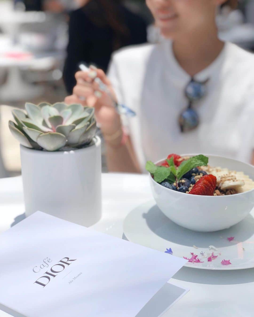 のインスタグラム：「今日アラモアナにopenのDior cafe☕️ Diorのお上品でお洒落な世界観がテラスになったカフェ。 ・ 思わず写真を撮りたくなるラテも♡ アサイーボウルが絶品でした🍌🍓💜 ・ #Dior #diorcafe #cafeDior #cafédior #hawaii #ハワイグルメ #acaibowl #acai #アサイボウル #アサイーボウル」