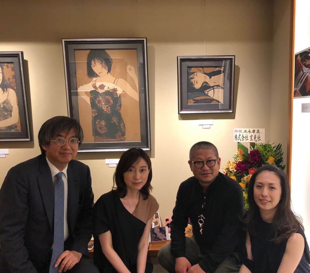 小橋めぐみのインスタグラム：「現代を代表する美人画家の、 池永康晟さんの画集刊行記念展へ。 ・  画集のタイトルは、 「少女百遍の鬱憂」 絵のモデルとなったのは、全て10代の少女たち。 ・  少女が大人のオンナになる前の一瞬の、憂いが、戸惑いと喜びが、絵の奥に漂っていたような。 ・  みんなで記念写真を📸 右から、ご一緒した工藤さん、画家の池永康晟さん、私、ぎゃらりい秋華洞の社長、田中さん。 ・ ぎゃらりい秋華洞にて8月4日まで。 暑さを忘れるような、美しき少女たちをぜひ。 #池永康晟 #少女百遍の鬱憂」