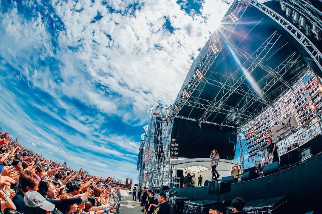 のインスタグラム：「男鹿市船川港内特設ステージ（秋田県） 『OGA NAMAHAGE ROCK FESTIVAL vol.10』  男鹿のあなたにびっくらぶっ！！🦍🦍🦍🦍 photo by @junpeihiyoshi」