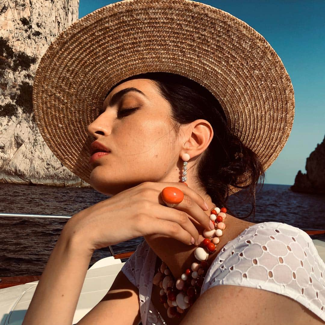 Chanteclerさんのインスタグラム写真 - (ChanteclerInstagram)「Dreaming of the sun, the sea and the beauty of #Capri. Backstage of the last  @chantecler_official shooting styled by @marcoferraofficial . #chanteclerjewels #ChanteclerCapri #HighJewelry」7月27日 15時57分 - chantecler_official