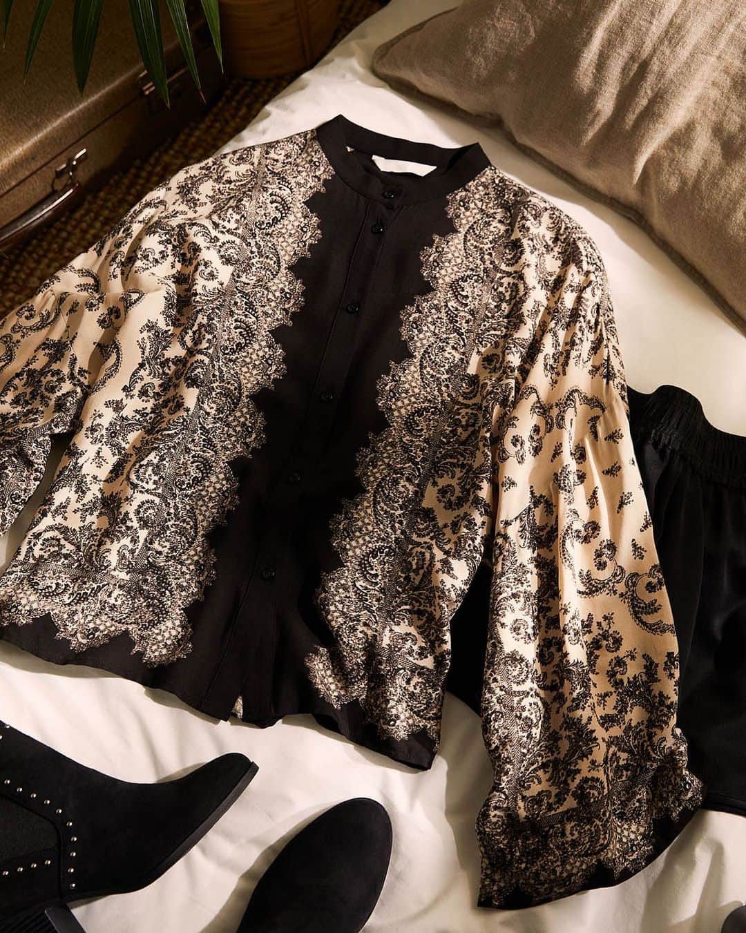 のインスタグラム：「Life is boring without drama — create some with this dramatic blouse! 💫 #HM Silk shorts: 0789974001 Blouse: 0784500001 Ankle boots: 0777297001」
