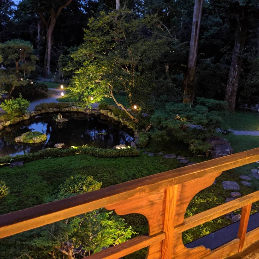 City of Kyoto Official Accountのインスタグラム：「#下鴨神社 の南にある #旧三井家下鴨別邸 では、夏の夜間拝観が開催されております！入館料にワンドリンクがついて1000円です！ぜひ、夏の夜長をお楽しみください。  #visitkyoto #visit_kyoto #kyotogenic #art_of_japan #japan_of_insta #loves_united_kyoto #kyototravel #japantrip #kyototrip #ig_kyoto #kyoto_style #kyotohiddengems #enrichyourlife  Kyoto Official Travel Guide http://kyoto.travel/en  #京都 #京都ジェニック  #未来に残したい京都  #京都好きな人と繋がりたい #とっておきの京都 #そうだ京都行こう #世界遺産 #伝統行事 #賀茂御祖神社 #夜観光 #日本に京都があってよかった #京の夏の旅  オフィシャルサイト「京都観光NAVI」 http://ja.kyoto.travel」