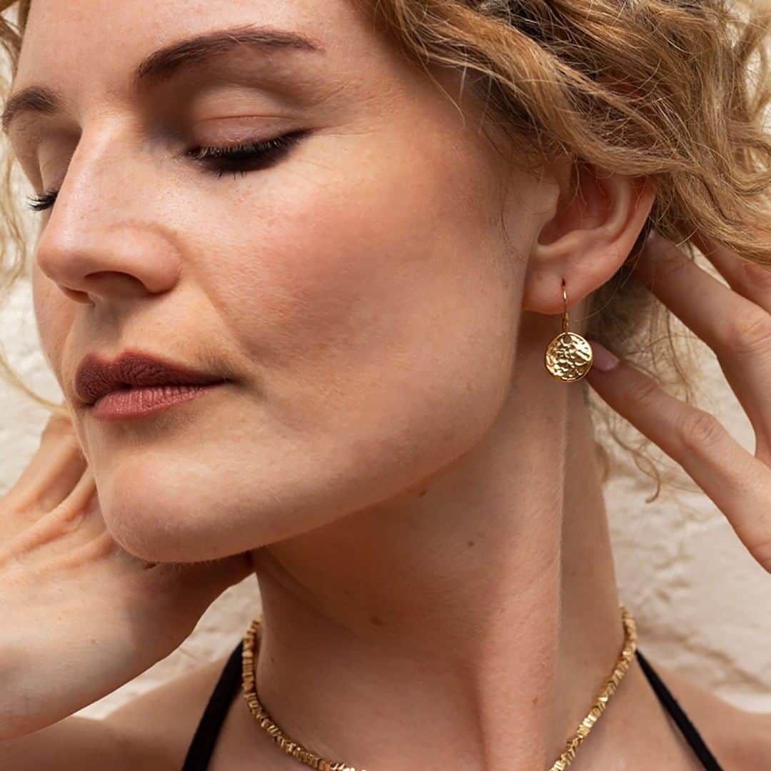 ダウアー&ホールさんのインスタグラム写真 - (ダウアー&ホールInstagram)「Nothing shows off a tan like a touch of gold, and these hammered earrings will really shimmer in that summer sun too! . . #SummerTan #SummerStyle #Gold #Shimmer #Shine #Sparkle #Earrings #Handmade #Jewellery #Jewelry #DowerAndHall」7月27日 16時10分 - dowerandhall