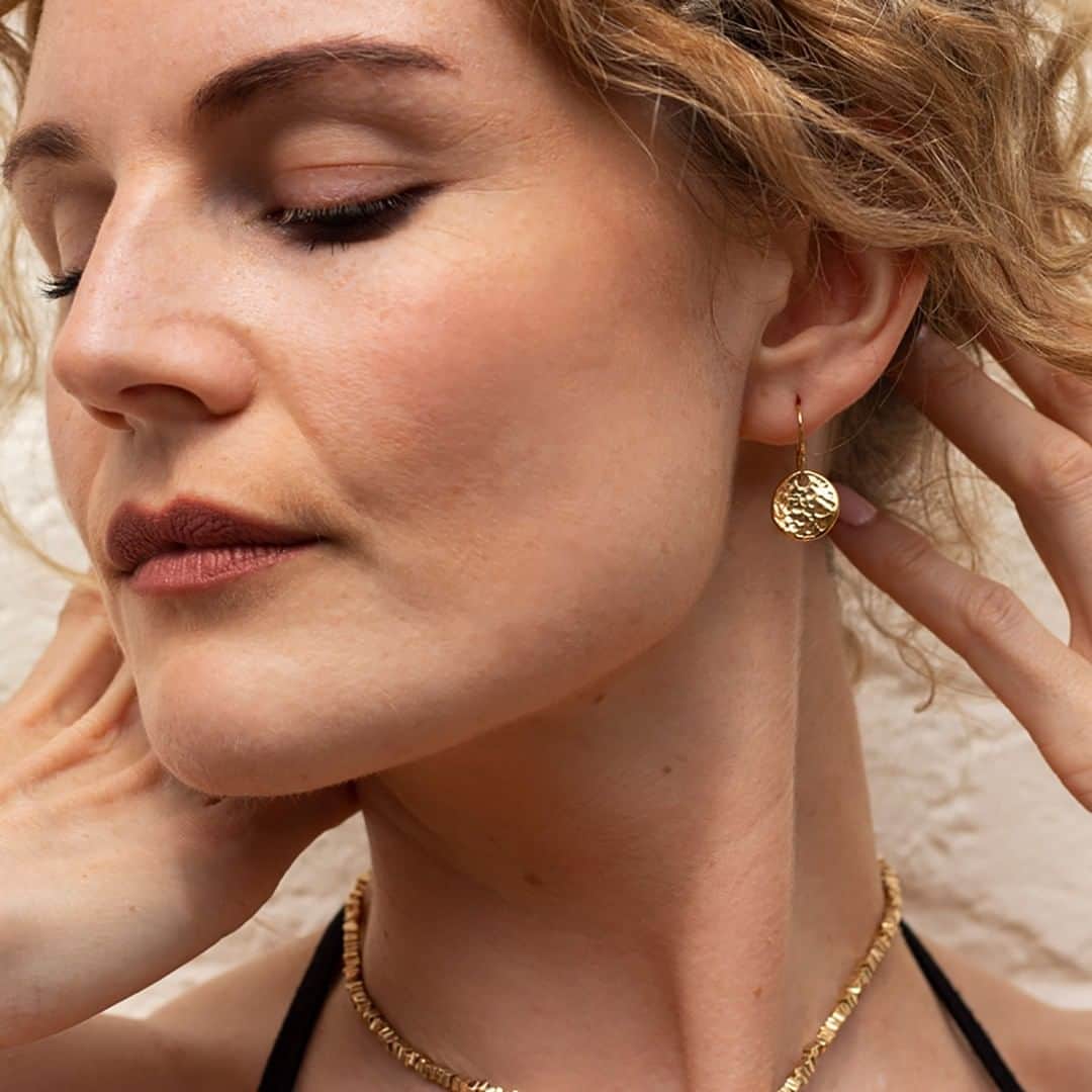 のインスタグラム：「Nothing shows off a tan like a touch of gold, and these hammered earrings will really shimmer in that summer sun too! . . #SummerTan #SummerStyle #Gold #Shimmer #Shine #Sparkle #Earrings #Handmade #Jewellery #Jewelry #DowerAndHall」