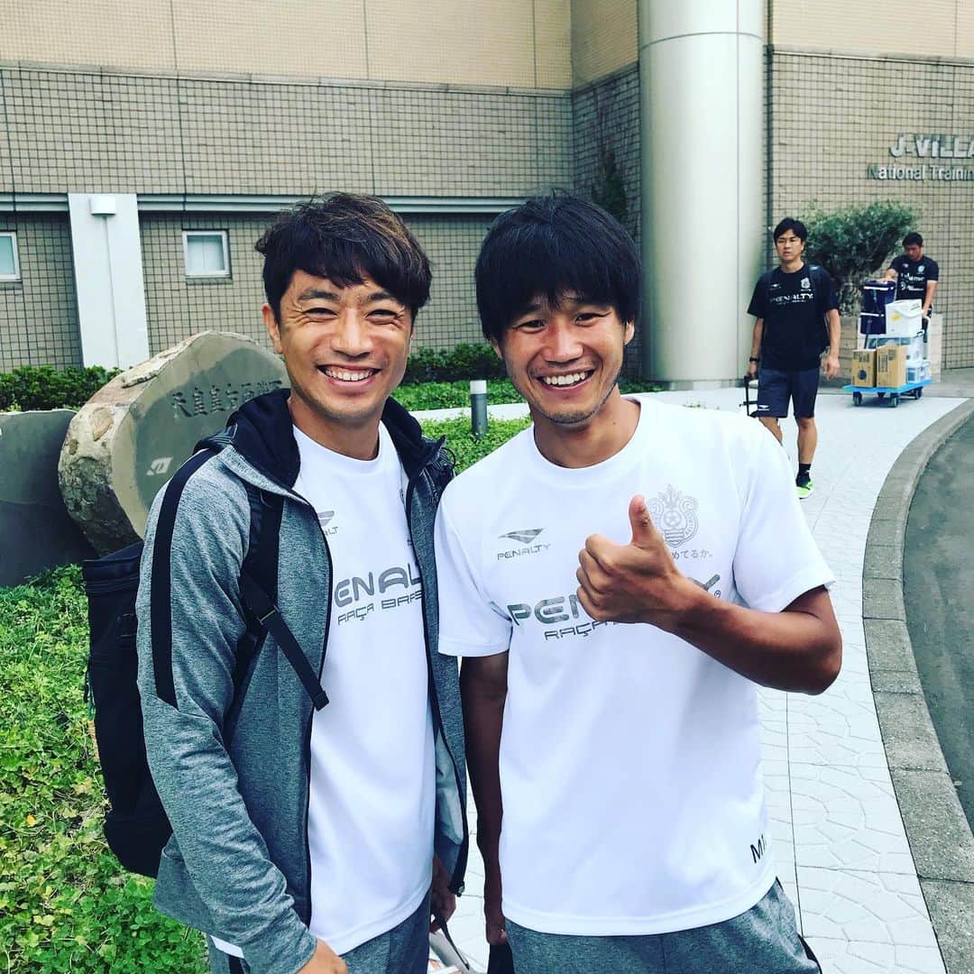梅崎司のインスタグラム：「この男が帰ってきました！ お帰り直輝。 浦和ではなかなか難しい日々だったかもしれないけど、その経験も活かしてくれるはず。 一緒にプレーする久しぶりで楽しみだな。 #山田直輝#Jヴィレッジ#キャンプ」