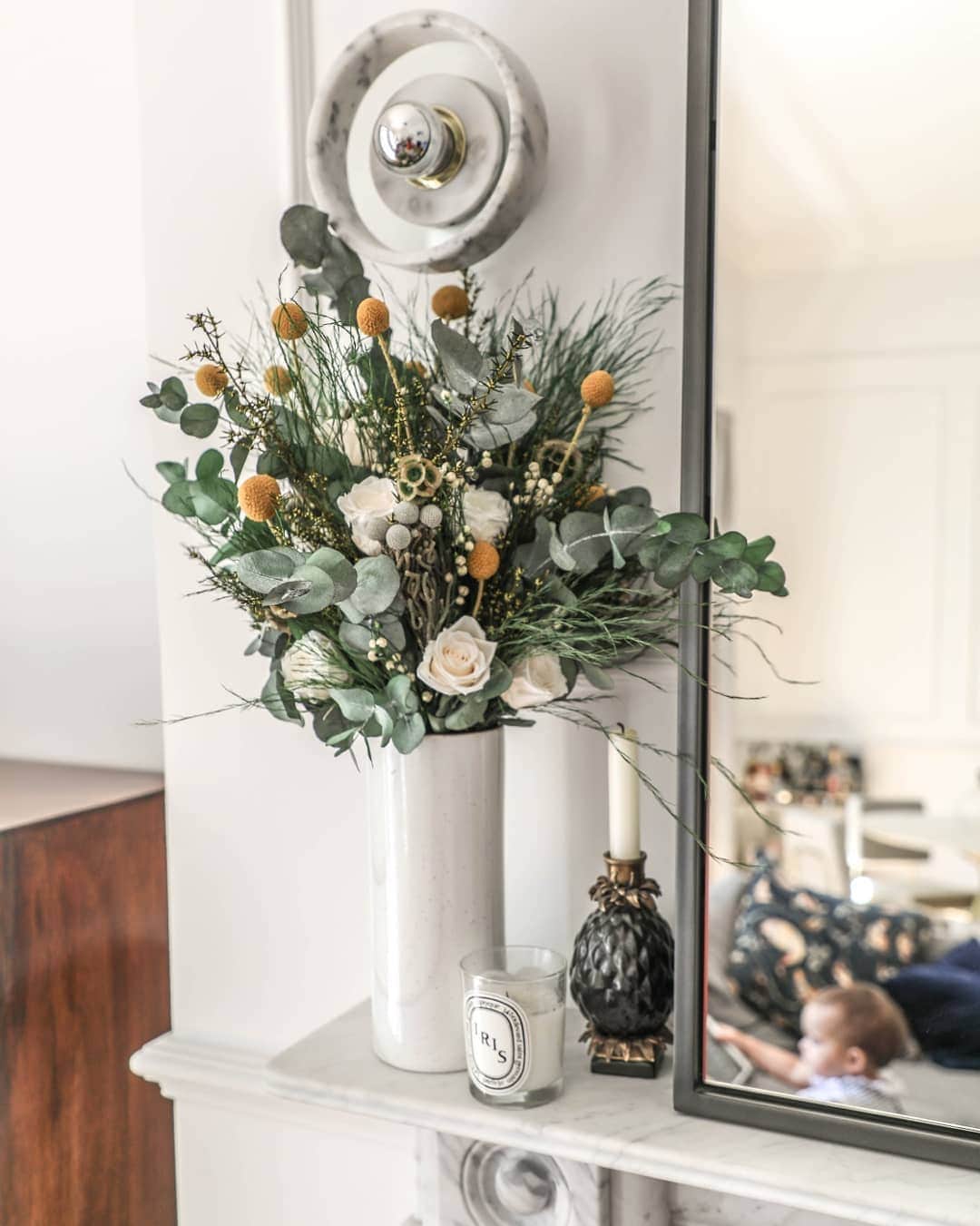 Mariko Kuoさんのインスタグラム写真 - (Mariko KuoInstagram)「Weekends spent indoors in a room filled with the aroma of eucalyptus, white roses and craspedias 🌱  Sometimes having lazy weekends to appreciate your home is so important.  I'm especially loving my new floral arrangement from @ethereal.blooms as these blooms are not just a normal bouquet.  The flowers have been bio-treated to last for over a year without the freshness ever going away.  For anyone looking for a more sustainable and eco-friendly way to enjoying fresh flowers at home, be sure to check them out. (Gift)」7月27日 16時12分 - marikokuo