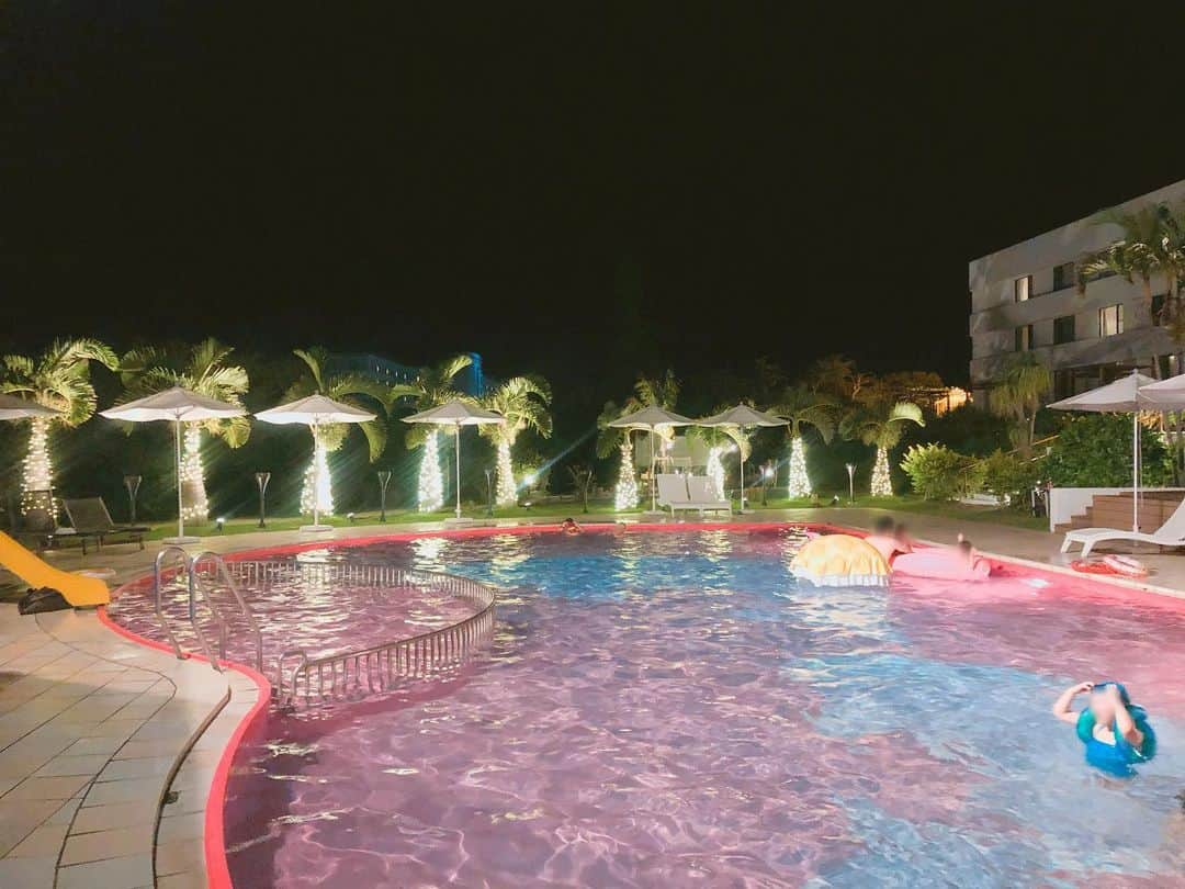センチュリオンホテル&リゾートヴィンテージ沖縄美ら海さんのインスタグラム写真 - (センチュリオンホテル&リゾートヴィンテージ沖縄美ら海Instagram)「ハイサーイ😊 皆様、 いかがお過ごしでしょうか？ この夏、 センチュリオンホテル 沖縄 美ら海では、 夜12時まで泳げるプール、 キッズパーク、 スタンプラリー、 また、様々なイベントを企画、 ご用意致しております！ 夏休みは是非、 ドキドキ、 ワクワクいっぱいの センチュリオンホテル 沖縄美ら海にて お楽しみ下さいませ。 皆様のご来館 心よりお待ちしております。🙇‍♀️ . . . #センチュリオンホテル  #沖縄#美ら海 #centurionhotel  #okinawa #churaumi」7月27日 16時17分 - centurionhotel_okinawachuraumi