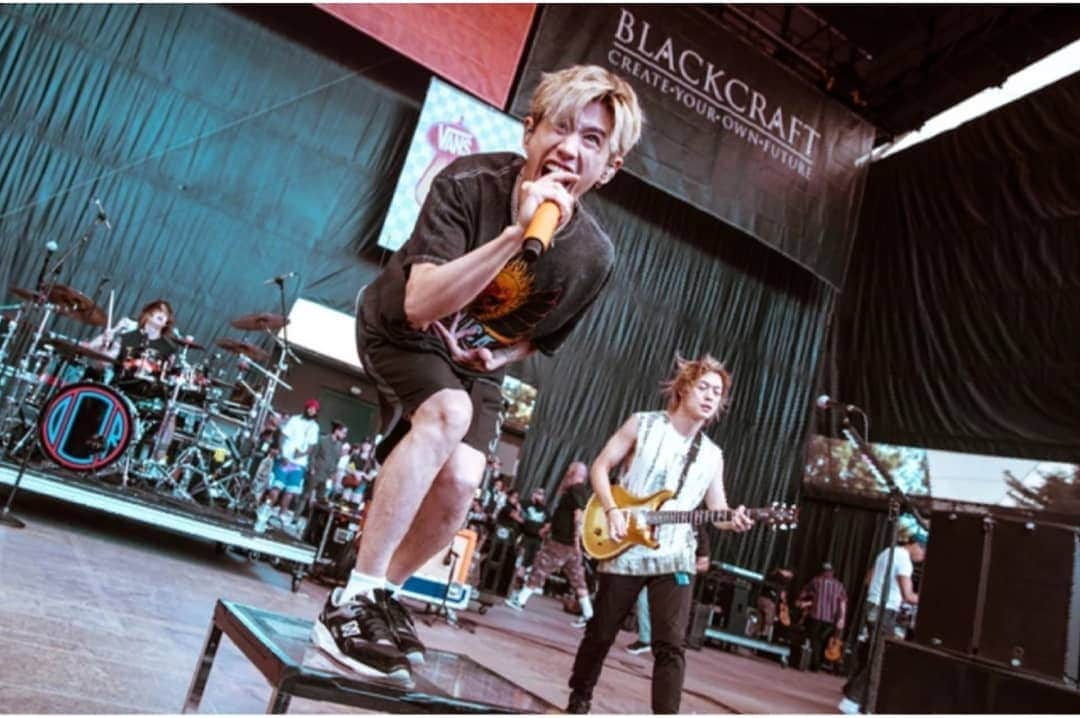 ONE OK ROCK WORLDさんのインスタグラム写真 - (ONE OK ROCK WORLDInstagram)「- From @galaxymag t witter - 7/20, 2019 先日行なわれたカリフォルニアでのライブ Vans Warped Tour Full Sail Stageにて。 Mountain View, CA 📷/Photos by Yising Kao - #oneokrockofficial #10969taka #toru_10969 #tomo_10969 #ryota_0809 #fueledbyramen #eyeofthestorm#vanswarpedtour2019#fullsailstage#mountainview#ca」7月27日 16時19分 - oneokrockworld