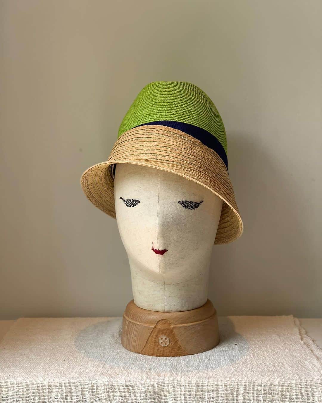 カミラフカのインスタグラム：「. asymmetry . #kamilavka  #cap #hat」
