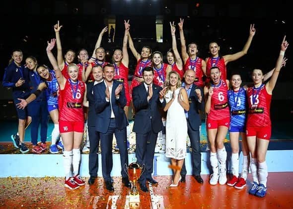 ナタリア・イーシェンコのインスタグラム：「🥇Женская сборная команда России по волейболу @volley_rus - победитель международного турнира на #КубокГубернатора 🏆!!! Три победы из трёх 👏🏻 Продолжаем болеть за девушек на олимпийском отборе,который пройдёт 2-4 августа в Калининграде на @amberarena39 💫 #волейбол #женскийволейбол #бельгия #германия #польша #спорт39 #sport39 #kaliningrad #калининград #спортивныйкалининград фото @maxonphoto」