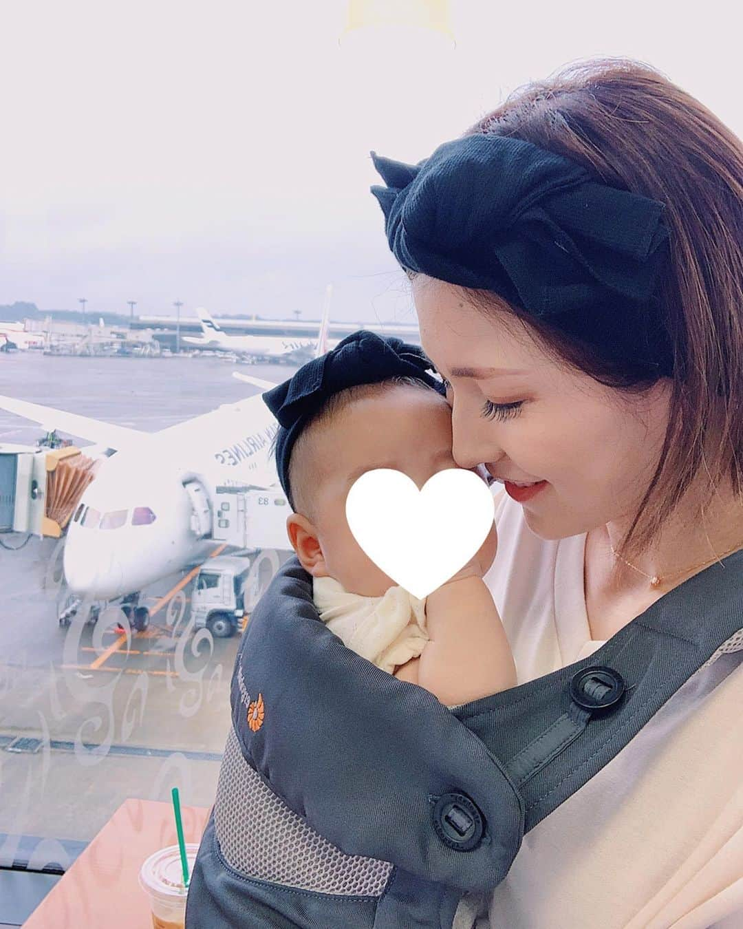 Remiさんのインスタグラム写真 - (RemiInstagram)「relaxing matching outfit with kids👦🏻👶🏻 機内コーデ&過ごし方✈︎ 親子で @kuro_risa × @kids.select_official のコラボブランド「KR」コーデ❤︎ 息子とはレギンス&サルエルパンツ、娘とはヘアターバンをお揃いに💕 ワッフル生地のレギンスは伸びも良く履き心地抜群！大きめリボンが可愛いヘアターバンは柔らかいので締めつけず跡が残らないのが嬉しい👶🏻✨ 息子のロゴ入りTシャツは重ね着風デザインがオシャレ💓 何より動きやすくて機内でもリラックスできました〜☕️ 手荷物は @qbag_japan のqbagLにオムツや着替え、おもちゃなどのかさばるもの、かごバッグにカメラや貴重品を入れて🧺✨軽くてオシャレで大容量で早速この旅でも大活躍です👌  また、子連れ旅のフライトについてよく質問を頂くので気をつけていることをまとめてみました✍️ ▪︎子供が寝る時間に合わせる…今回はフライト3時間半だったのでお昼寝の時間に合わせました。出発までは空港の遊び場などでしっかり遊んでおきます。 ▪︎トイレ近くの通路側の席…オムツ替えや愚図った時に動きやすいように座席は通路側がベスト。1歳以下の場合はバシネットのある席を事前にリクエスト。 ▪︎防寒対策&着替え…機内は冷えるので上着やレギンス、靴下を準備。オムツと着替えも忘れずに。 ▪︎離陸&着陸時の気圧対策…赤ちゃんは耳抜きができないので、授乳やミルク、お茶を飲ませるようにします(起きている場合) ▪︎食事…ベビーミールやミルク用のお湯は機内で提供してもらえますが(ベビーミールは事前オーダー)、欲しがった時にすぐに出せるように用意しておくと安心です。 ▪︎おもちゃやおやつ…起きている間は、お気に入りのおもちゃと新入りのおもちゃを順に渡したり、空港でも売っている子供の付録付き雑誌は大活躍！あとはipadに動画をダウンロードしておき、おやつも忘れずに。 ▪︎ベビーカー…機内持込不可のベビーカーでもエアラインによっては搭乗の際にベビーカーを預けることができるので、チェックインの際に確認して、子供と荷物を乗せたままゲートまで移動します。(多くの空港ではカート貸出しもしています)  子連れ旅経験者は既に知ってることばかりだと思いますがご参考まで🙋🏼‍♀️ 子供の成長段階によって調整は必要になりますが、上記(特に睡眠対策)を気をつけていたら、これまでのフライトでトラブルや困った事はありませんでした。 とはいえ一人で全部は大変なので、大人チームの連携プレーがマスト！💪💪 とにかく動きやすい格好で、トイレを済ませておく！ 以上です🙌 . . . 【 #ootd 】 tops @milktea_junyufuku  pants&head accesary  @kids.select_official  bag @qbag_japan . 👦🏻tops&pants @kids.select_official . 👶🏻head accesary @kids.select_official  dress @_baby_gap_ . . . #親子コーデ #旅行コーデ #リンクコーデ #キッズセレクト #KR #ママコーデ #授乳服 #抱っこ紐 #かごバッグ #子連れ旅 #子連れフライト #babyboy #1y11m #babygirl #5m  #LOVETABIMama」7月27日 16時39分 - remi_912