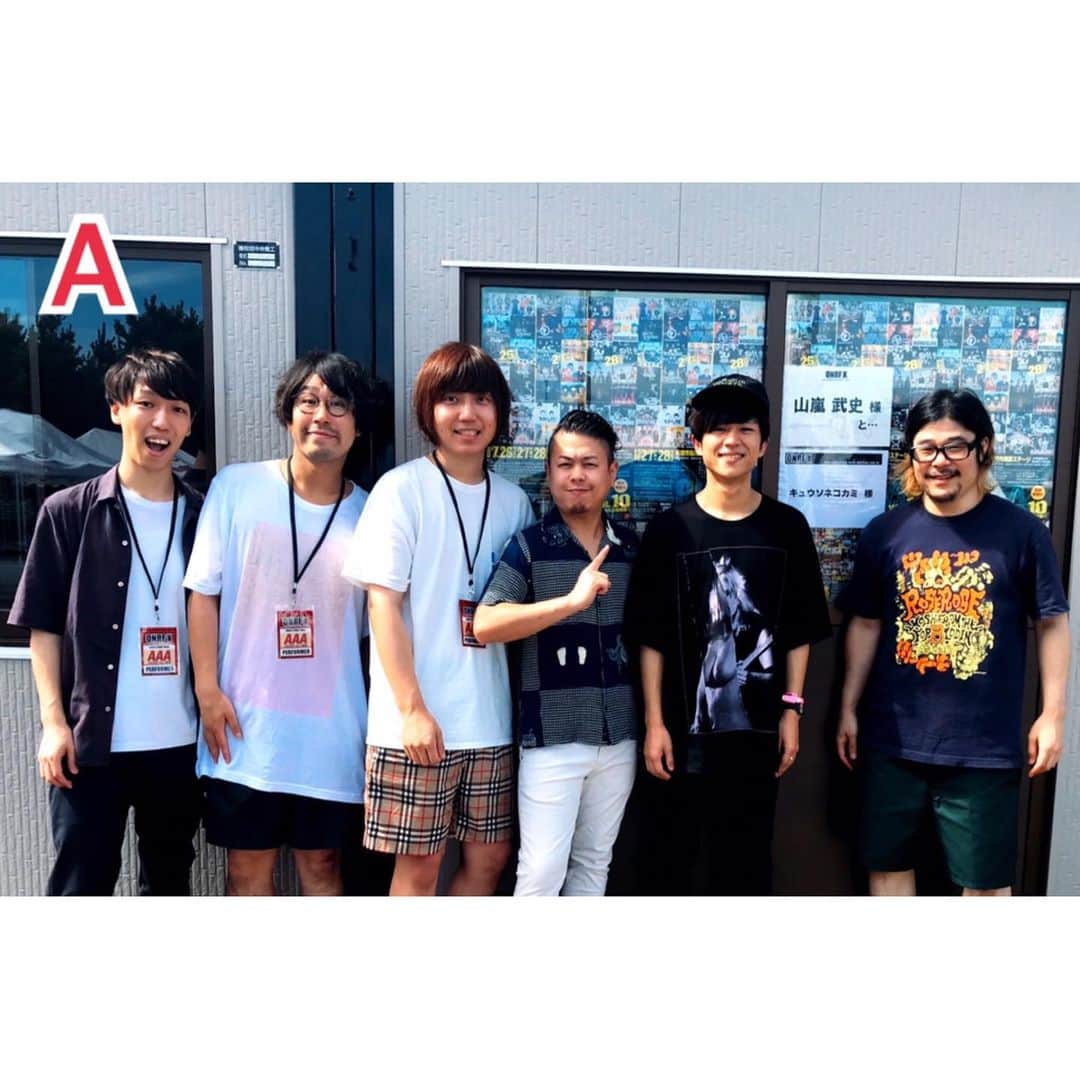 のインスタグラム：「本日出演する"OGA NAMAHAGE ROCK FESTIVAL VOL.10"からの出題。 【問1】AとB、2枚の写真には1ヶ所間違いあります。さて、それはどこでしょう？ 【問2】CとD、この2枚の写真にも1ヶ所間違いがあります。それはどこ？  byダイスケはん  #マキシマムザホルモン #ONRFX #男鹿フェス #キュウソネコカミ #キュウソ #東京スカパラダイスオーケストラ #スカパラ #キュウソと撮影してる様子を盗撮して見つかったスカパラ谷中さん提供の写真もどうぞ #ていうかDの谷中さん笑ってもうてるやん」