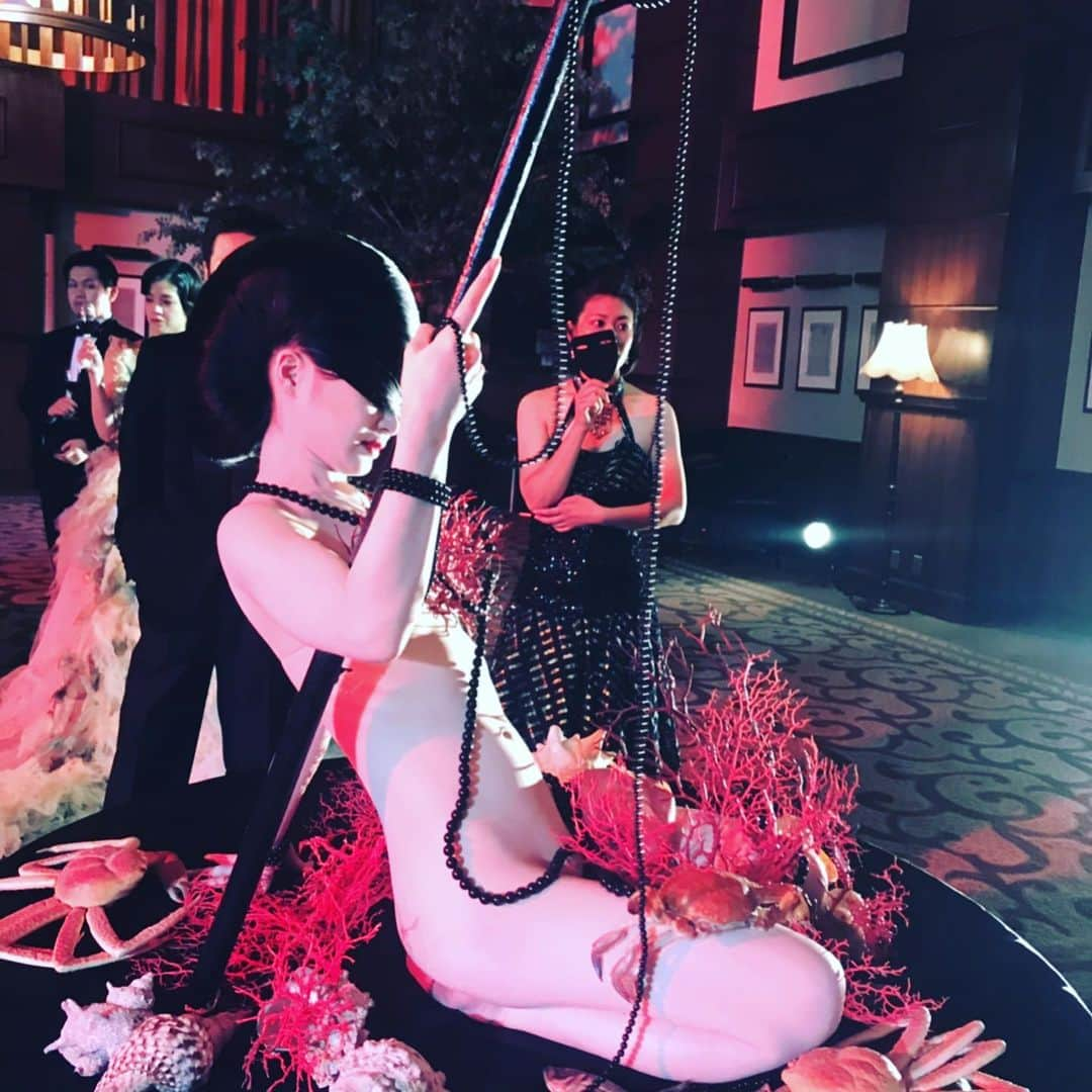 雨宮慶太さんのインスタグラム写真 - (雨宮慶太Instagram)「It is one scene of my movie.  It is a performance by a wonderful creative group called <nyotaimori_tokyo>. It is a movie I want people around the world to see.  #月虹ノ旅人 #牙狼  #dragon #monster #dotart  #japan  #Asia  #doddle  #sketch #woman #fairy #creature #pencil #draw  #drawing #instagood #draw #art  #illust  #illustration #garo #keitaamemiya」7月27日 16時43分 - keitaamemiya