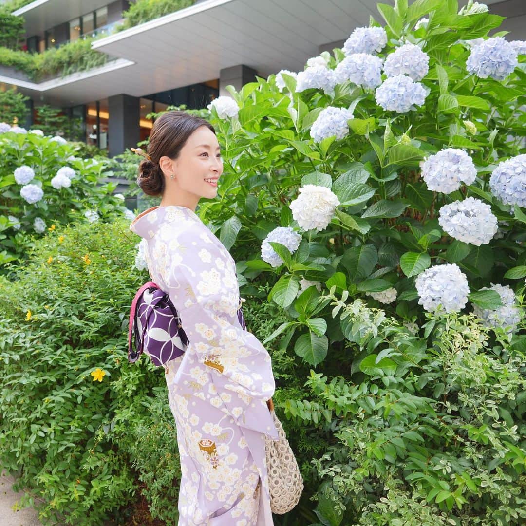 佐々木あさひのインスタグラム：「紫陽花が咲く時期に行った着物散歩😌今年はあと何回着れるかなぁ。 今日は隅田川の花火大会🎆行く予定ないけど、毎年天気が悪かった記憶しかないからなんか嬉しい、日本の花火が世界一。」
