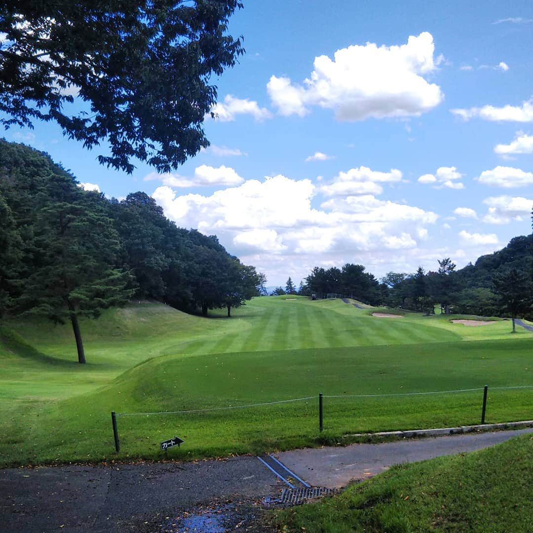 東ブクロのインスタグラム：「2019年69ラウンド目  夏やわ。年中この景色見てるけど、これは完全に夏。  #jgm霞丘ゴルフクラブ #ゴルフ芸人 #ゴルフ男子 #夏ゴルフ」