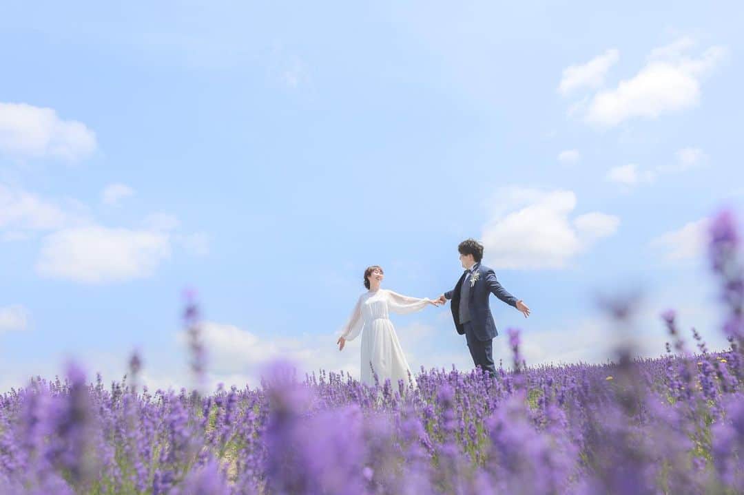 のインスタグラム：「✳︎８月限定キャンペーン✳︎ . . Photo: @sh.kobayashi_wedding Hairmake: @yurie.hm_aquaasakusa . . スタジオSOLAでは、８月１０日〜３１日の間に撮影を実施されるお客様を対象に、お得なキャンペーンを実施中！！ . . . . 【撮影特典】 以下の３つの中から、おひとつお選びいただけます。 ①オリジナルフォトボード ②総額から１万円OFF ③人気ブランドアクセサリー無料 . . . 【対象】 ・7／1以降ご成約で、8/10〜31日撮影のお客様 ・全データご購入のお客様 . . . . . 北海道の雄大な自然の中で2人だけの ウェディング写真を残しませんか？✴︎ . . , 現在、ご予約受付中です!! 北海道はラベンダー以外のお花もとても素敵で、８月や９月もオススメスポットたくさんございます！ぜひ一度ご相談ください！！♪ . . . . 遠方の方もメールや近隣店舗で お打合せ、お申込み頂けます🌻 . . お問い合わせはトップページ https://st-sola.jp/ よりご覧下さい。 . .  #スタジオsola #STUDIOSOLA #スタジオソラ  @decollte_weddingphoto @decollte_weddingstyle @d_weddingphoto_jp #weddingphoto  #instagood #結婚式前撮り #新婚旅行 #チェリフォト #北海道旅行 #富良野 #北海道前撮り#牧場 #ロケーションフォト #tokyo_camera_club #前撮り#東京カメラ部 #weddingdress #prewedding #写真好きな人と繋がりたい #2019春婚 #ひまわり畑  #ラベンダー  #ウエディングヘア #wedding #結婚写真 #前撮り #プレ花嫁#卒花嫁 #日本中のプレ花嫁さんと繋がりたい #結婚式  #結婚式準備」