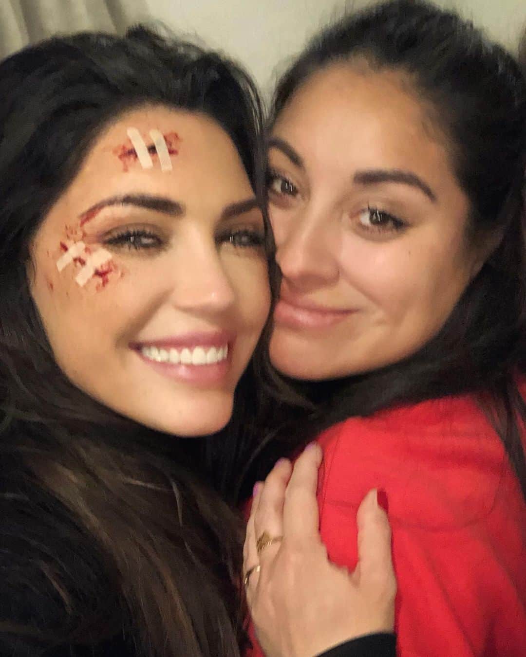 ヨランテ・ヴァン・カスベルヘンのインスタグラム：「Big shout-out to this unbelievable sweet hard working make-up artist that was working untill her last days of her pregnancy on set of #DNA to make sure everything and everybody looked on point!! @mimiprietomua I love you so much and I think you are an incredible strong and sweet woman and the best mommy in the world to little baby Sancho!!! 🥰 #BlessYouAndYourNewFamilySweetheart ❤️ ( Btw these wounds are fake 😇 this picture was taken in between 🎬 around 4 in the night 🤕☺️ )」