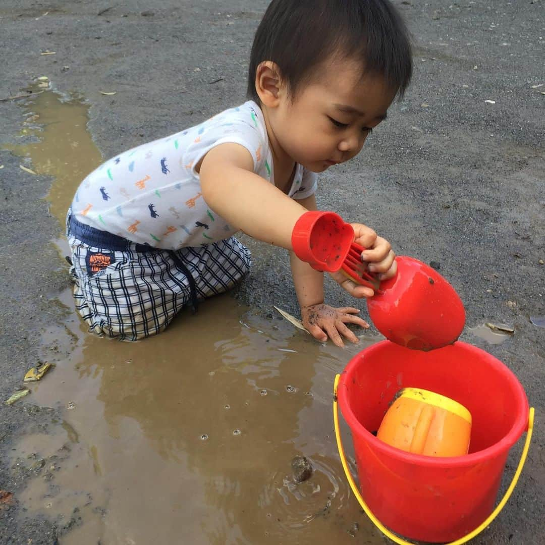 佐藤飛鳥さんのインスタグラム写真 - (佐藤飛鳥Instagram)「雨が上がった！ってすぐ外飛び出すと大惨事になる事。忘れてた😑ちむの時に学んだはずなのに...(2枚目) #雨上がり#水たまり#全身で楽しむ雨上がり#止められないよね#いいさいいさやるがいい#1歳#1歳双子#3兄妹#3児ママ#3児育児#双子#双子育児#双子育児記録#ツインズ#ツインズママ#双子ママ#二卵性#二卵性双子#二卵性双生児#男女双子#ミックスツインズ」7月27日 22時27分 - s_asuka1278