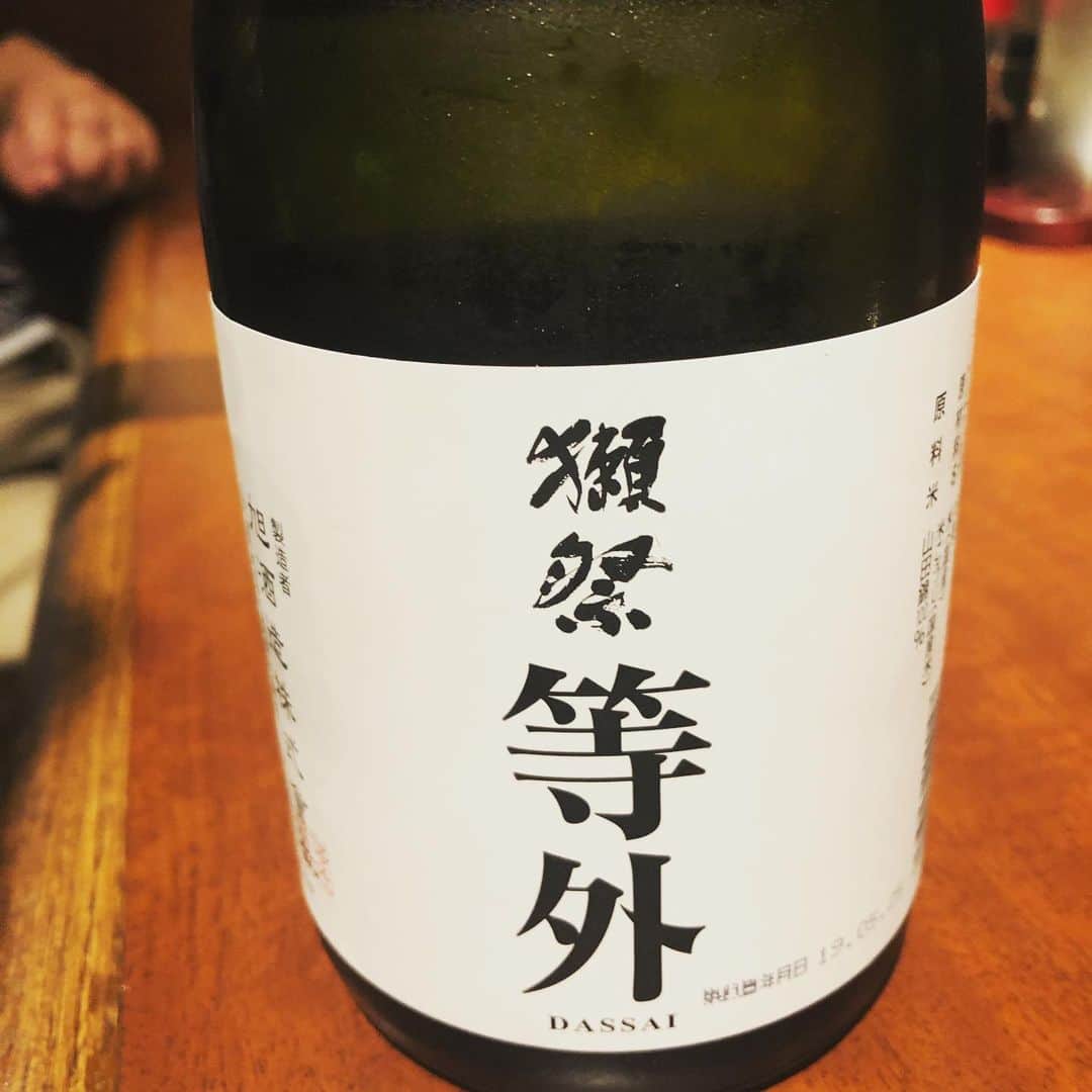 田中菜月さんのインスタグラム写真 - (田中菜月Instagram)「幸せな日。  ひとりで今日のWSの歓びを振り返りながら、ビールと日本酒とお造り、レアホタテのフライをいただいていると…  こちらのお店に開店した日から20年通い続けているという常連のおじさまから 獺祭等外という なかなかお目にかかれない 日本酒をボトルでいただきました笑。  ツイテル。  そして、初ボトルキープしました。  大人の階段登りましたよー。  #ボトルキープ #大人の階段 #獺祭 #獺祭等外  #日本酒女子  #日本酒」7月27日 22時19分 - natsuki_hakko