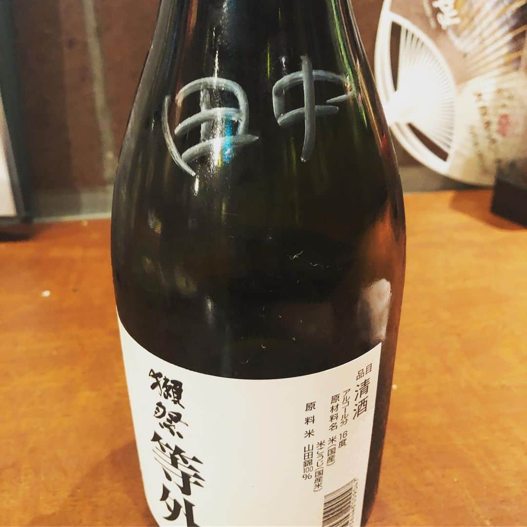 田中菜月さんのインスタグラム写真 - (田中菜月Instagram)「幸せな日。  ひとりで今日のWSの歓びを振り返りながら、ビールと日本酒とお造り、レアホタテのフライをいただいていると…  こちらのお店に開店した日から20年通い続けているという常連のおじさまから 獺祭等外という なかなかお目にかかれない 日本酒をボトルでいただきました笑。  ツイテル。  そして、初ボトルキープしました。  大人の階段登りましたよー。  #ボトルキープ #大人の階段 #獺祭 #獺祭等外  #日本酒女子  #日本酒」7月27日 22時19分 - natsuki_hakko