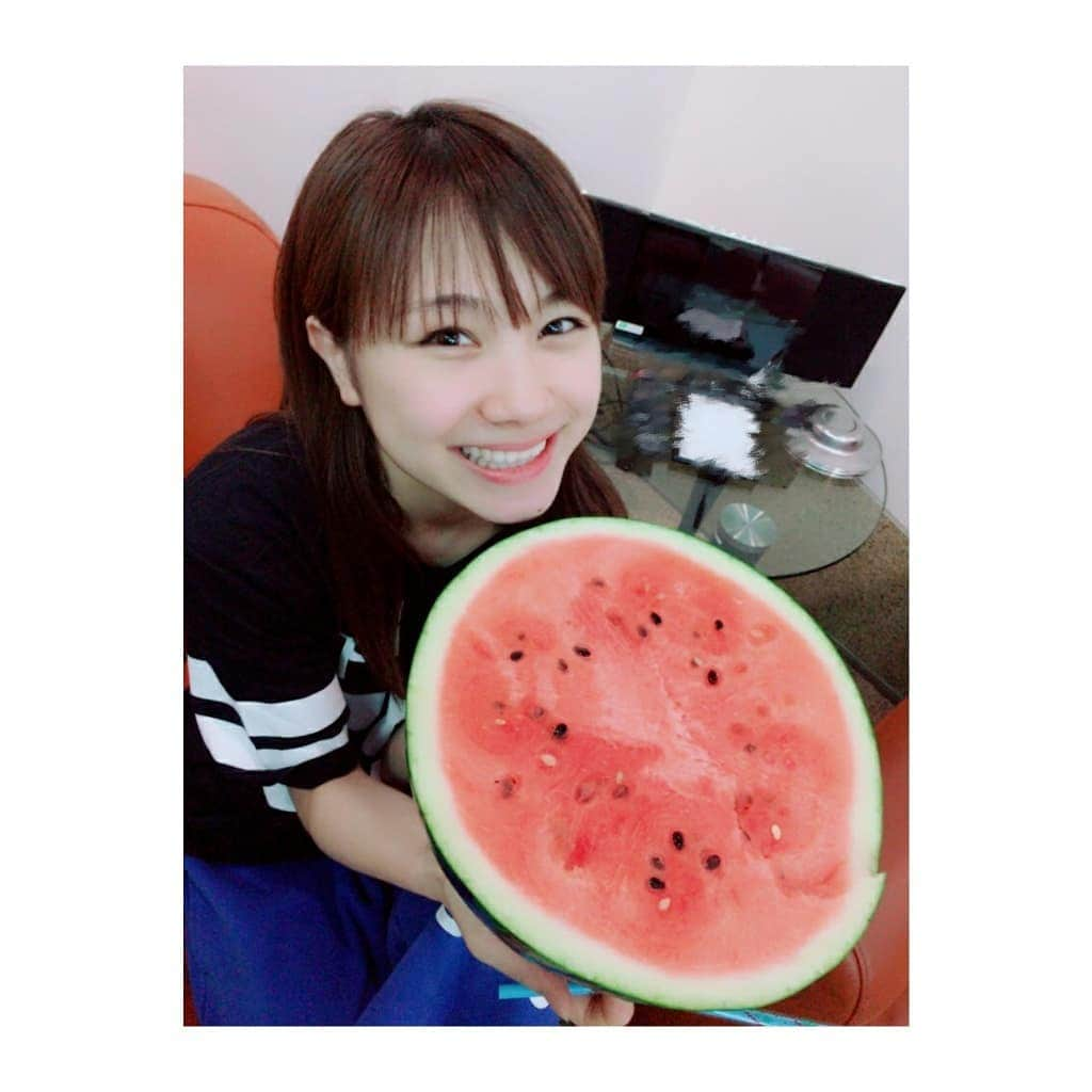 石田亜佑美さんのインスタグラム写真 - (石田亜佑美Instagram)「7月27日はスイカの日 . . ...らしいですね！ ケータイにあるスイカ写真かき集めたー！ . . #スイカドレス #2017年 #dvdmagazine #撮影 #2017年 #リハーサル #2018年 #誕生日 #プレゼントにスイカ一玉 ⚠️誕生日は１月、真冬⚠️笑 #2018年 #ファラオの墓 #スネフェル #髪長い #エクステ #懐かしい  #2019年 #昨日 #ラジオ日本 #モーニング女学院 #喉を潤すスイカジュース  #スイカの日 #morningmusume19 #モーニング娘19 #石田亜佑美 #スイカといえば私」7月27日 22時20分 - ayumi_ishida.official