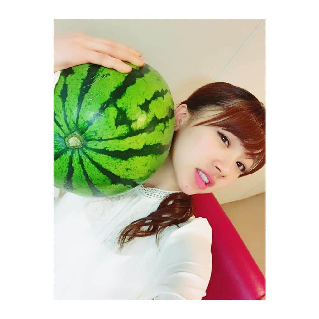 石田亜佑美さんのインスタグラム写真 - (石田亜佑美Instagram)「7月27日はスイカの日 . . ...らしいですね！ ケータイにあるスイカ写真かき集めたー！ . . #スイカドレス #2017年 #dvdmagazine #撮影 #2017年 #リハーサル #2018年 #誕生日 #プレゼントにスイカ一玉 ⚠️誕生日は１月、真冬⚠️笑 #2018年 #ファラオの墓 #スネフェル #髪長い #エクステ #懐かしい  #2019年 #昨日 #ラジオ日本 #モーニング女学院 #喉を潤すスイカジュース  #スイカの日 #morningmusume19 #モーニング娘19 #石田亜佑美 #スイカといえば私」7月27日 22時20分 - ayumi_ishida.official