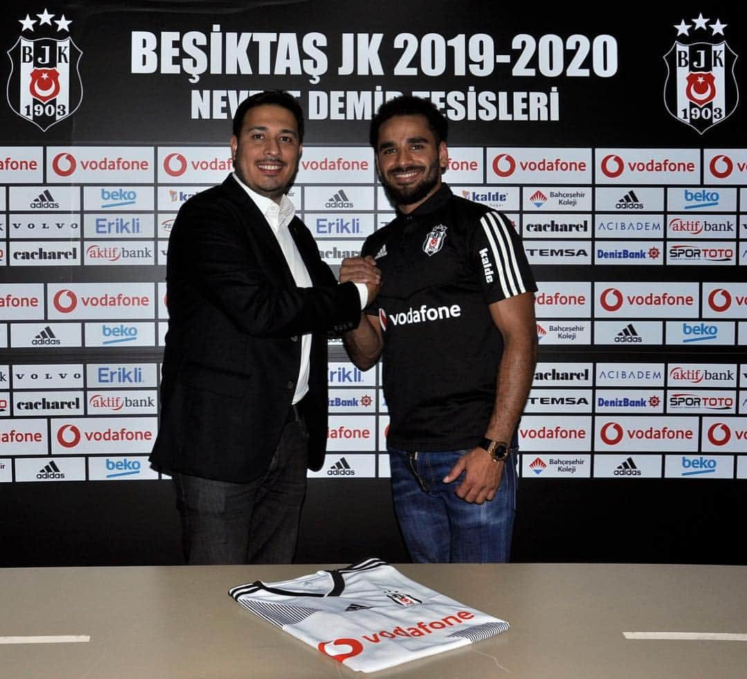 ドグラス・サントスのインスタグラム：「Inicio de um novo ciclo na minha carreira.. junto com @besiktas 19/22👊🏼 estou muito feliz com esse momento não vejo a hora de começar logo esse desafio. 🦅 #Deusnocomando」