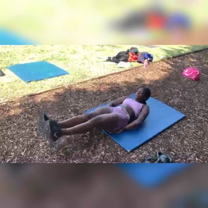 アシャ・フィリップのインスタグラム：「Sunshine☀️ Ab Circuit🔥 We stay working... @gymshark 🦈 ▪️ ▪️ #Abs #CircuitWorkout #Fitness #Gymshark #StayReady」