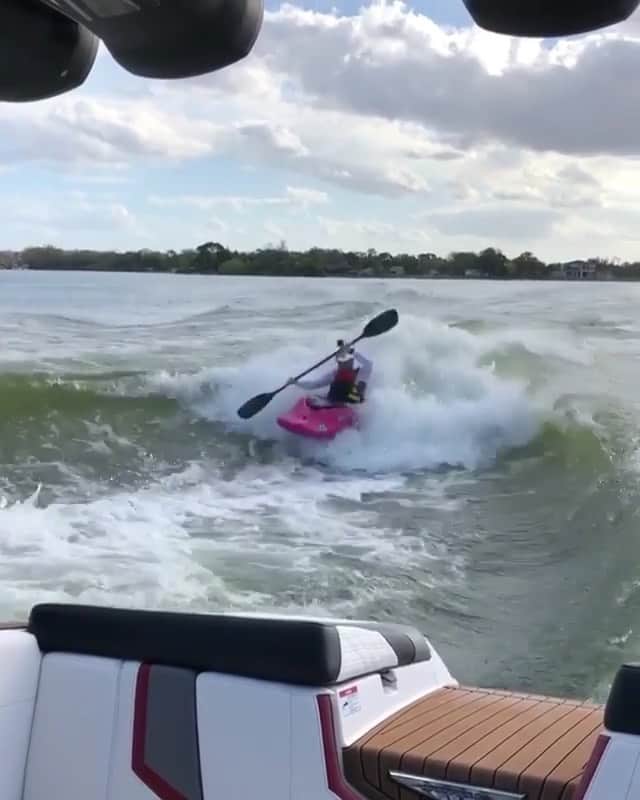 レッドブルのインスタグラム：「Where there's a will, there's a wave 🌊 🚶‍♂️: @danejacksonkayak #kayak #kayaking #waves #givesyouwings #redbull」