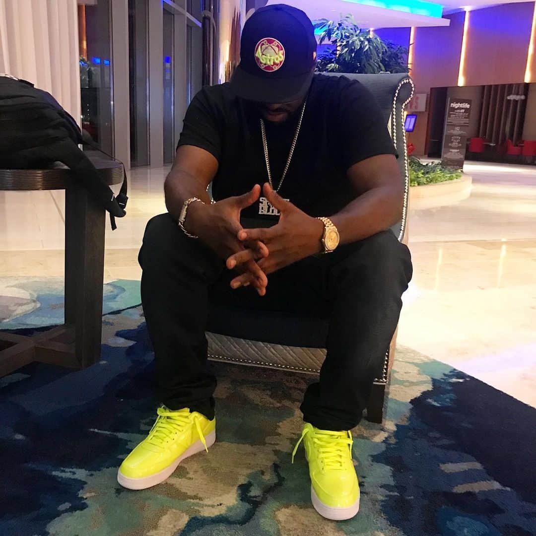 ファンクマスター・フレックスのインスタグラム：「Not chilling... I fell asleep... on some “leeme sit down for a sec” !!!! 3hour set, HQ2, Birthday Bash! @litdigitaldjs !!! FunkFlex on the set/sleep!」