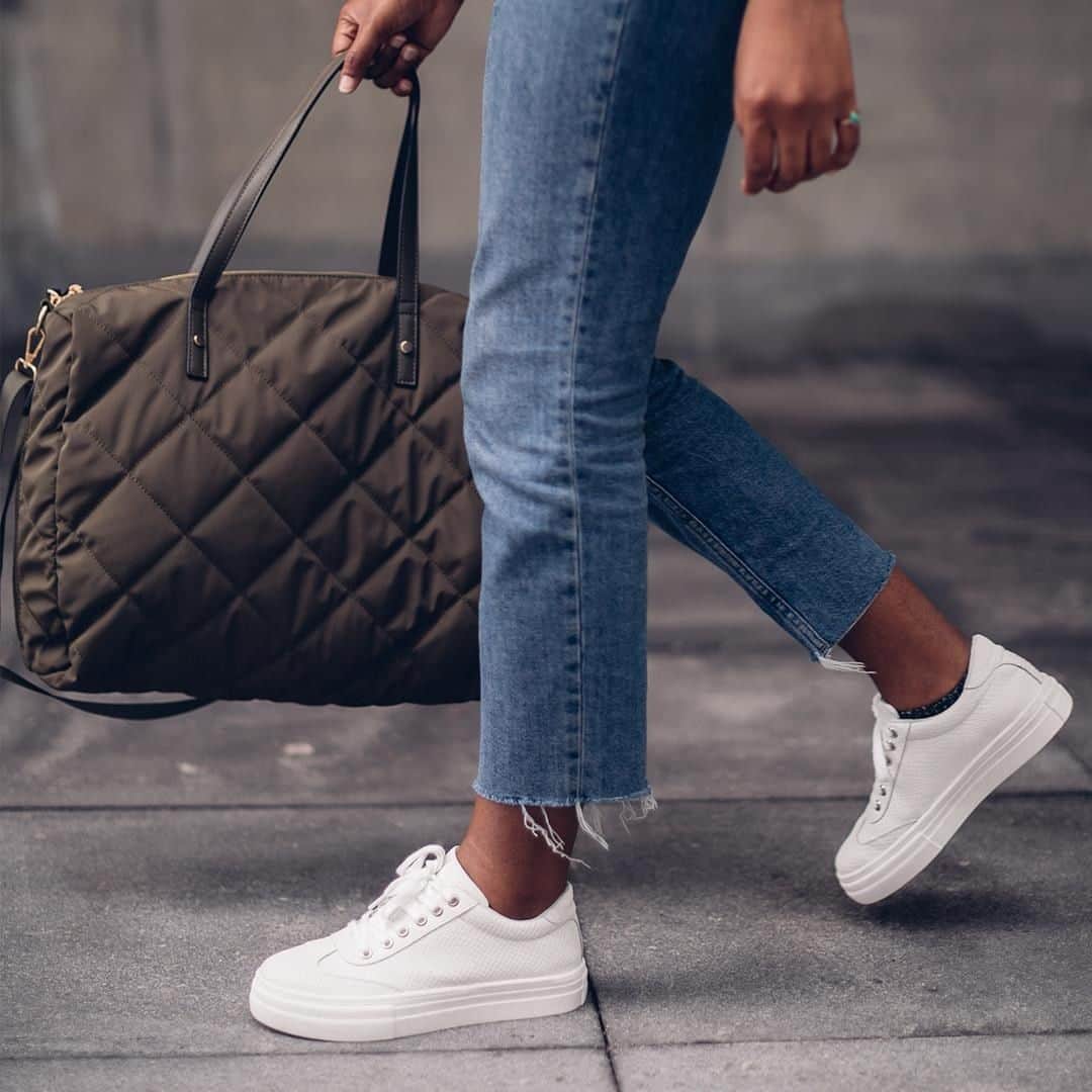 アクセサライズのインスタグラム：「Weekend break away? Travel in style with our Harri quilted tote bag, complete with a hand held and cross body strap for absolute ease. 🔍 Bag - 7901033200 🔍 Trainers - coming soon 👀 📷 @lolafaith Tap the link in the bio to shop now.  #Accessorize #Accessorizer」