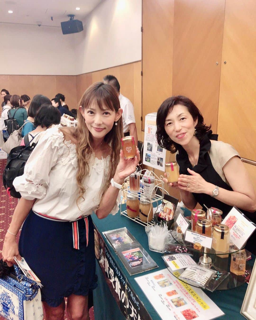 箕輪玖美さんのインスタグラム写真 - (箕輪玖美Instagram)「はちみつフェスタ2019🍯 2日目に行ってきました♪  約100種類のはちみつが一堂に会するイベントは、はちみつフェスタだけ😍  はちみつマイスター協会の平野代表理事 を始め関係者の方々が皆さんをお待ちしています😊  入場無料✨ 試食無料✨ 気に入ったはちみつはその場で購入できます！ はちみつに興味があるけど何が良いのかよく分からない方や、銀座にお出かけの方、是非足を運んでみてください♪  私も沢山試食して、初めて食べるはちみつや珍しいはちみつをいくつか購入して来ましたよ！ 養蜂家や販売所の皆様、ご馳走様でした❤️ はちみつフェスタ2019 銀座紙パルプ会館 7/26〜28  10時〜17時  #はちみつフェスタ2019  #はちみつマイスター認定講師  #はちみつマイスター協会 #はちみつ #はちみつ大好き #はちみつ好きな人と繋がりたい  #銀座 #健康生活 #ヘルシー #美容にも良い #美味しい #スイーツ #スイーツ女子 #honey  #miele  #sweet #ginza #モデル #アラフィフ #箕輪玖美」7月27日 17時01分 - kumi.111