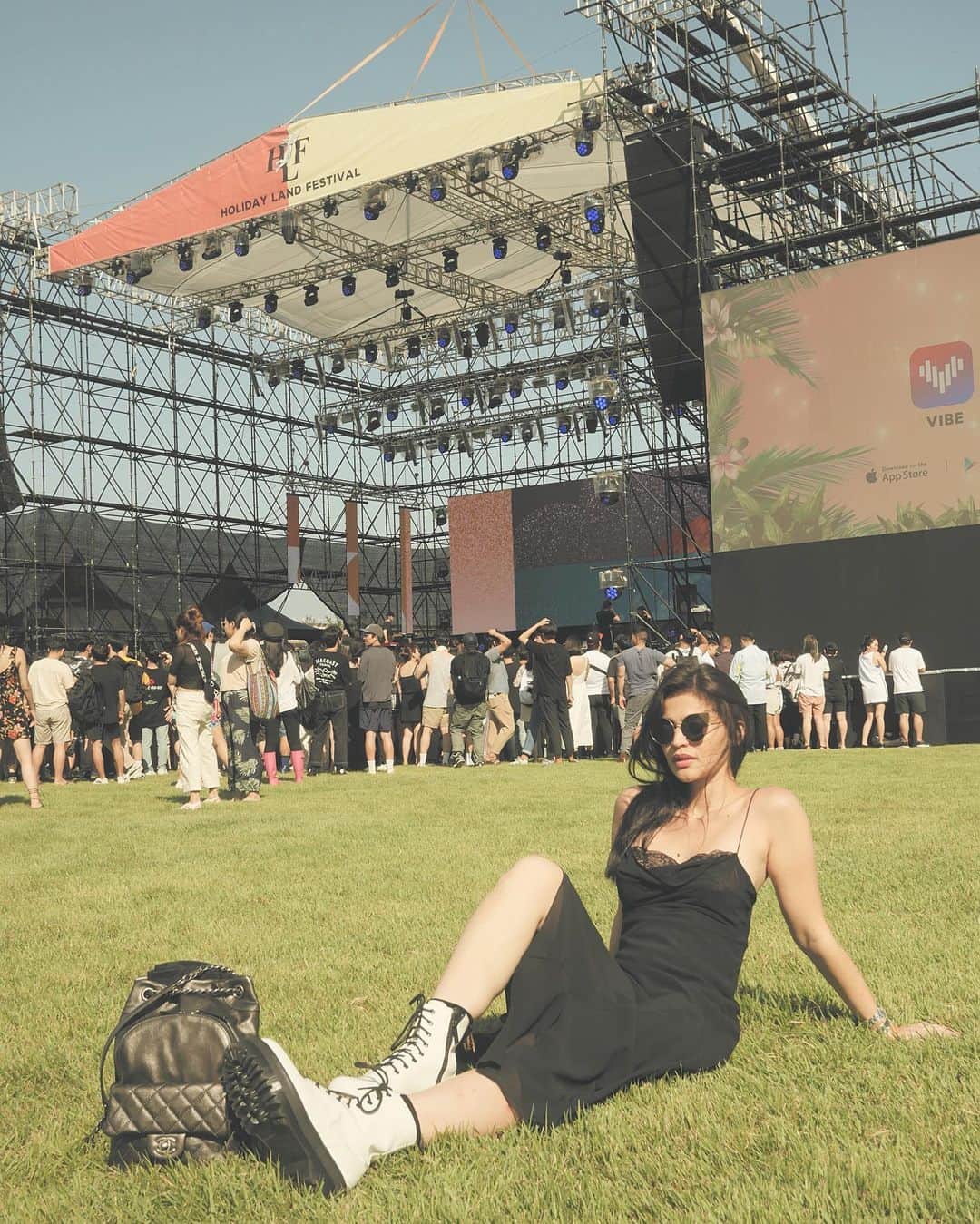 アン・カーティスのインスタグラム：「Hereeeeee we go! 🖤 Music Festivals will always be my happy place! @holidaylandfest」