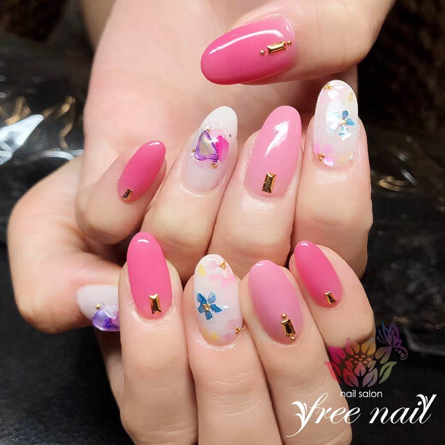 free nail フリーネイルのインスタグラム：「. お客様ネイル💅🏻💐✨ . シェルフラワーネイル💐🐚✨ . 夏のSimple beauty💗✨ . ご来店ありがとうございました🙇🏻‍♀️🙇🏻‍♀️🙇🏻‍♀️💗 . #ネイル #フリーネイル #ネイルアート #ジェルネイル #ネイルサロン #大阪ネイルサロン #ネイルデザイン #ネイルチェンジ #シェルネイル #シェルストーン #フラワーネイル #スタッズネイル #ピンクネイル #ホワイトネイル #デザインネイル #シンプルネイル #トレンドネイル #美爪ネイル #夏ネイル #美甲 #日式美甲 #summernails #nailsart #nailsalon #nailsdid #newnails #newnail #freenail」