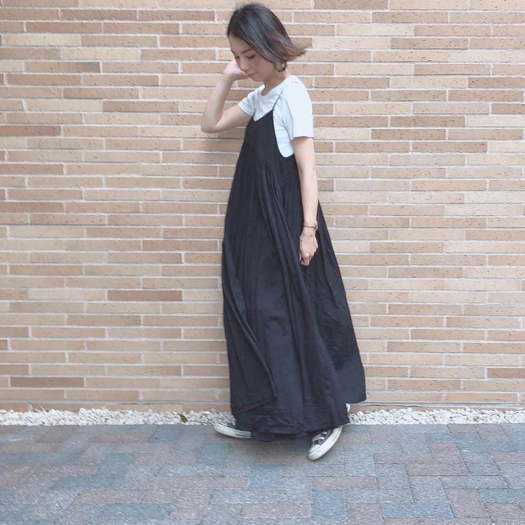 よっこさんのインスタグラム写真 - (よっこInstagram)「#今日の洋服 #今日のコーデ  @joliechambre の ワンピース👗 風が強くて写真がなかなか撮れなかった💦 こちらのワンピース。 ブラックは売り切れですがパープルはまだ少し在庫あります。再入荷はもうないので気になる方はお早めに♡  #joliechambre #yokko #yokkodejoliechambre #ママコーデ #ママコーディネート #オトナカジュアル #オトナ女子コーデ #大人コーデ #大人カジュアル #155cmコーデ #アラフォーコーデ」7月27日 17時11分 - nanayokko
