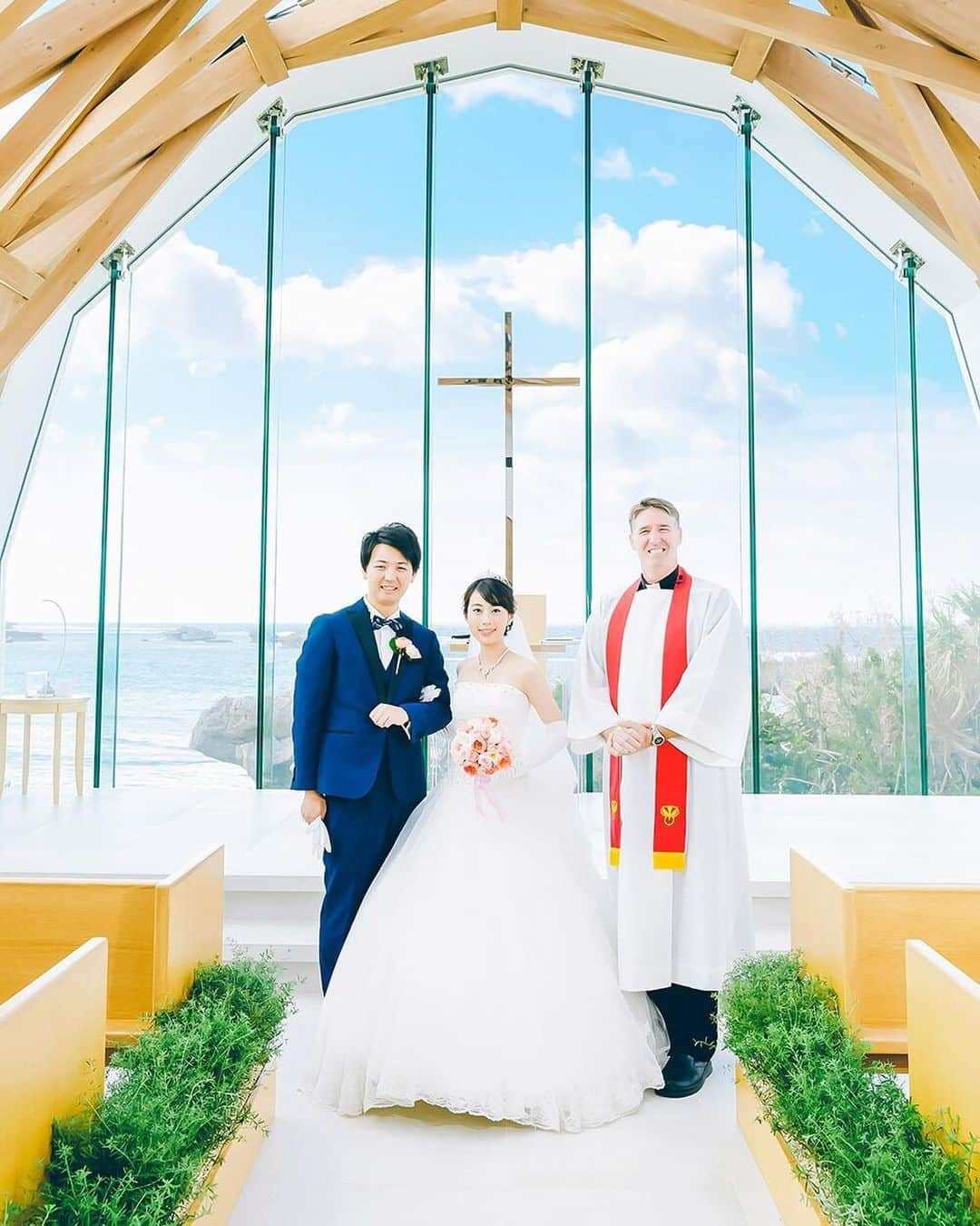 ARLUIS WEDDINGさんのインスタグラム写真 - (ARLUIS WEDDINGInstagram)「− 気品ある輝きを湛える、 ティファニー製の十字架がある 「瀬良垣島教会 ずっと変わらぬ誓いを交わして。 . . . ▪️#arluiswedding ▪️Area：#OKINAWA ▪️Chapel：#瀬良垣島教会 . .--------- . アールイズウエディングでは、 結婚式当日はもちろん、 おふたりのリゾートステイをご提案♥ 風までも、思い出になるリゾートウェディングを。 . . #アールイズウエディング  #arluiswedding のハッシュタグをつけて、  結婚式当日のお写真や 現地での様子を投稿・発信してくださいね✈ . 公式IGでリグラムさせていただきます✨. . >>> @arluiswedding . --------- #沖縄ウェディング #海外ウェディング #沖縄挙式 −  #日本中のプレ花嫁さんと繋がりたい #プレ花嫁#卒花#卒花嫁 #結婚式#ウェディング #2018夏婚#2019春婚#2019夏婚 #プラコレ#marry花嫁 #ベールダウン − #ロケーションフォト #撮影指示書 #バージンロード −  #ブライダルフォト #ウェディングフォト −  #ウェディングドレス #結婚式準備 #ウェディングドレス試着 −」7月27日 17時13分 - arluiswedding