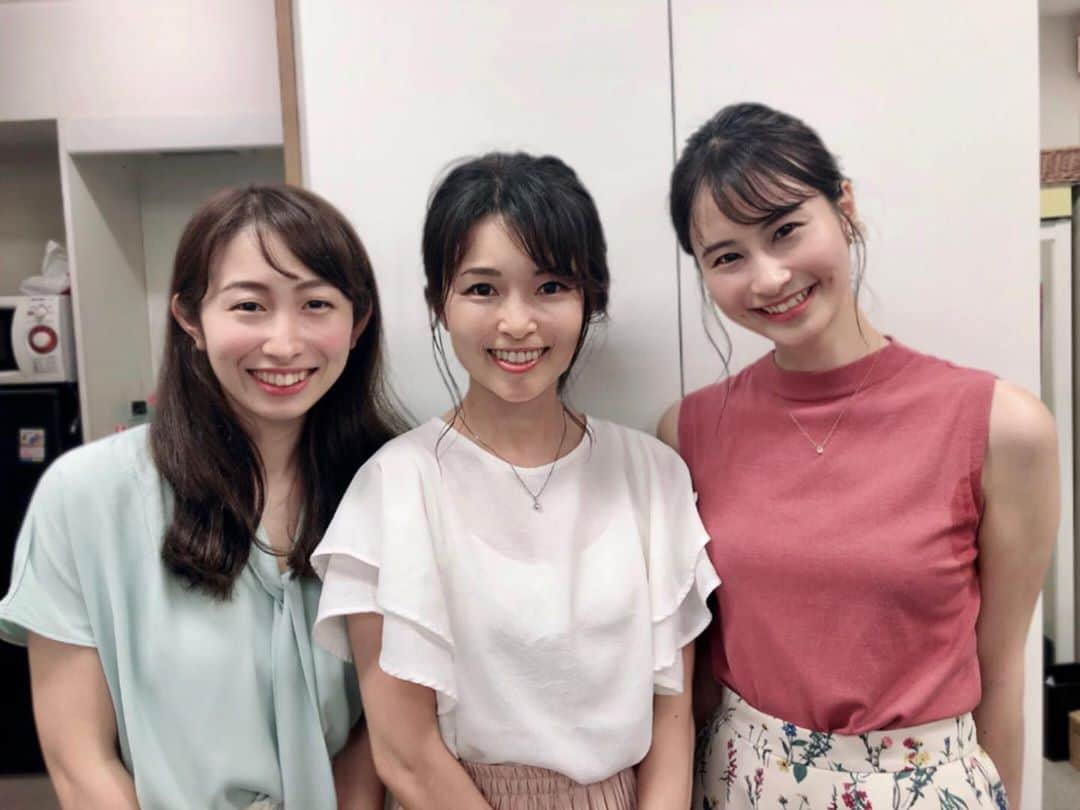 藤田りえさんのインスタグラム写真 - (藤田りえInstagram)「事務所にて。 @asuka_takahashi929 高橋明日香アナウンサーと @sadashiho 佐田志歩アナウンサーと一緒に。 どーぞどーぞと言われて遠慮なくセンターを陣取る図々しさよ笑  #藤田りえ #アナウンサー #フリーアナウンサー #高橋明日香 #佐田志歩 #ジョイスタッフ #トップス無地 は #テレビ鉄則 笑 #無地の方が #テレビ映りがいいのだよ #ディレクター に #教えてもらった #でも #子どもとご年配は #例外 笑 #綺麗な人と繋がりたい  #可愛い人と繋がりたい #可愛いママになりたい」7月27日 17時17分 - rie_fujita.ana