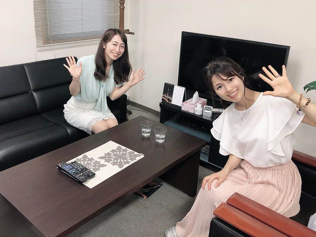 藤田りえさんのインスタグラム写真 - (藤田りえInstagram)「事務所にて。 @asuka_takahashi929 高橋明日香アナウンサーと @sadashiho 佐田志歩アナウンサーと一緒に。 どーぞどーぞと言われて遠慮なくセンターを陣取る図々しさよ笑  #藤田りえ #アナウンサー #フリーアナウンサー #高橋明日香 #佐田志歩 #ジョイスタッフ #トップス無地 は #テレビ鉄則 笑 #無地の方が #テレビ映りがいいのだよ #ディレクター に #教えてもらった #でも #子どもとご年配は #例外 笑 #綺麗な人と繋がりたい  #可愛い人と繋がりたい #可愛いママになりたい」7月27日 17時17分 - rie_fujita.ana