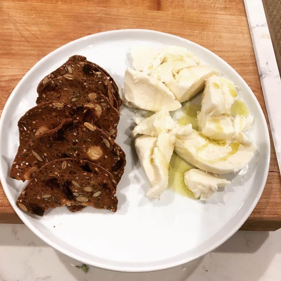 マイケル・グラント・テリーのインスタグラム：「I mean, I don’t think there’s a better snack for a pregnant wife. #besthusbandever」