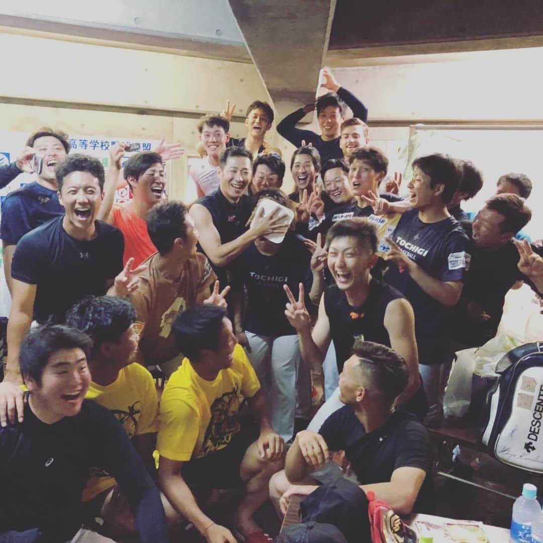 西岡剛さんのインスタグラム写真 - (西岡剛Instagram)「35歳迎えることができました！  チームの皆さんありがとうございました😊 照れましたが嬉しかったです🤣 ロッテ時代から応援していただいてるファンの皆さん、関西から駆けつけてくれたファンの皆さん、いつもありがとうございます。 感謝‼️ #栃木ゴールデンブレーブス  #西岡剛」7月27日 17時29分 - tsuyoshinishioka_official