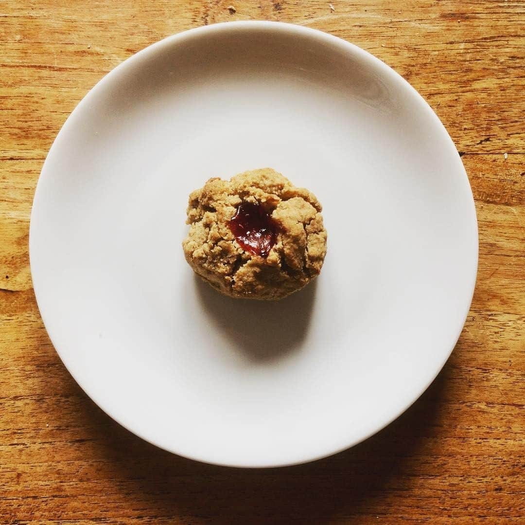 レイチェル・クーさんのインスタグラム写真 - (レイチェル・クーInstagram)「These tasty little raspberry and rye cookies by @thistlesandkiwis have inspired me to get cracking and fill the tins this weekend 🍪🍪 What's on your baking agenda??Recipe in #TheLittleSwedishKitchen 📖 . . . . . . . #RachelKhoo #LittleSwedishKitchen #Recipe #rye #cookies #raspberry #baking #Swedish #sweden」7月27日 17時30分 - rachelkhooks