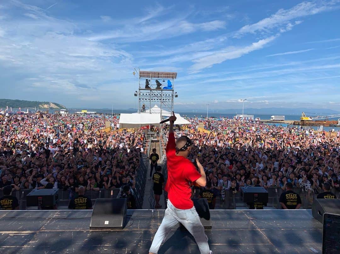 MIGHTY CROWNのインスタグラム：「素直にぶち込んだ 奴らの分まで ありがとう Thanks for having us  #onrf #男鹿フェス  #mightycrown #stageshow #killaz this rock festival vibes was insane!」