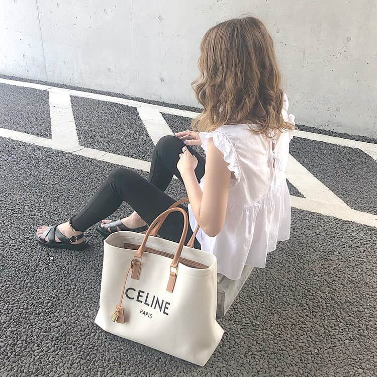 Maiさんのインスタグラム写真 - (MaiInstagram)「#ootd #ノースリーブ #黒スキニー #サンダル #zara #ザラ #celine #celinebag #セリーヌ #セリーヌバッグ  コーディネートの詳細はブログに書いてます🌼」7月27日 17時25分 - maimaimai1016