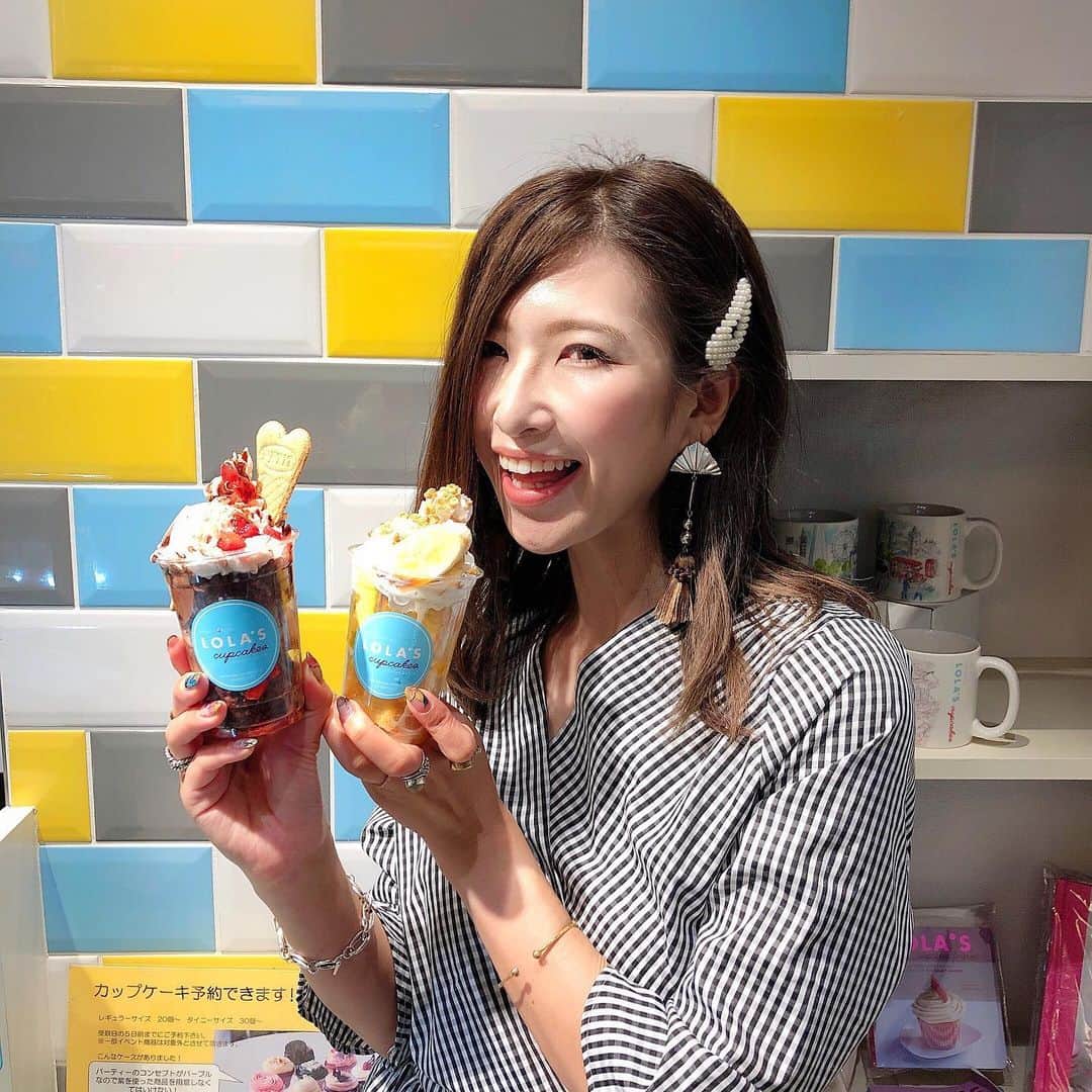 のインスタグラム：「みんなで六本木ヒルズにある @lolascupcakestokyo へ🧁 ・ ショーケースのポップさにまず心撃ち抜かれました💗 ・ 新作のハーゲンダッツコラボのパフェを食べたよ✨ ・ あまーいアイスと あまーいカップケーキの組み合わせに幸せ😋💗 ・ たまには気にせず糖分補給✨ 並べるだけで可愛い！！ 子供たちも美味しそうに食べてたよ😊 ・ ・ #lolascupcakes #ローラズカップケーキ #ローラズカップケーキ六本木 #六本木カフェ #カフェ部 #カップケーキ #六本木ヒル#ママコーデ #夏休み#女子会#スイーツ巡り #カフェ巡り#カフェ好きと繋がりたい #スイーツ女子 #スイーツ好き #スイーツ部 #スイーツ大好き #スイーツデ部」
