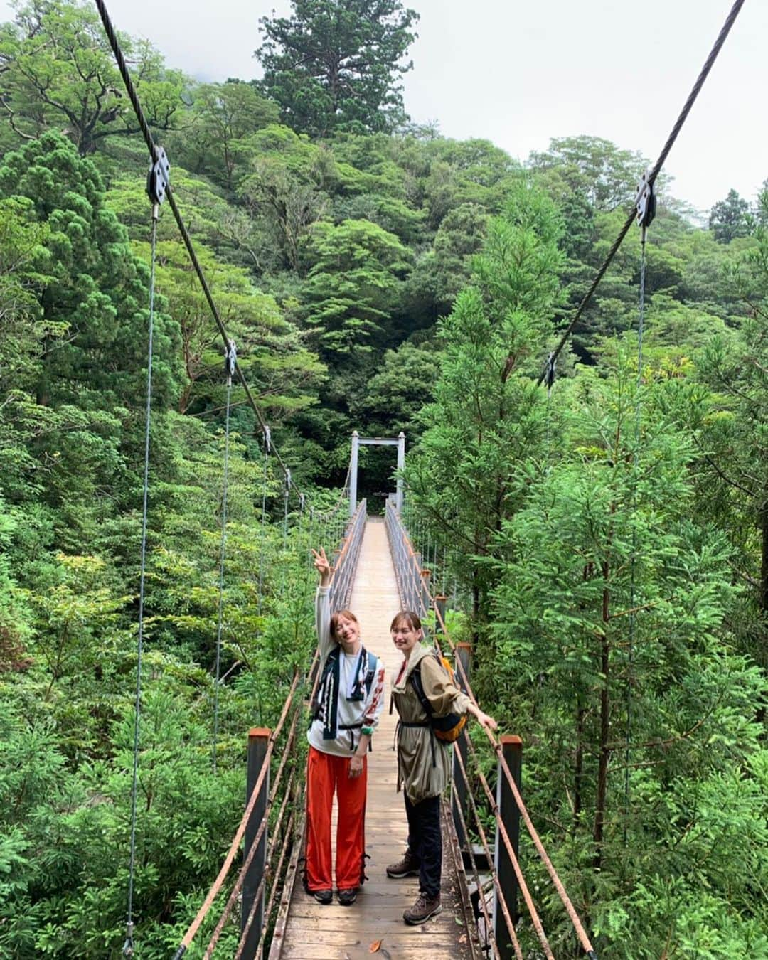 大政絢さんのインスタグラム写真 - (大政絢Instagram)「今回は屋久島に行ってきました！正解者の方が多かった！さすがです👏お仕事で一度行った事はありましたがプライベートでは初めて！ 自然の壮大さに感動し、人の温かみをたくさん感じマイナスイオンをたーくさん吸収してきました。普段6時間も歩き続けたことのない２人ですが😅挑戦できて本当に良かった！ あんなにアクティブな本田さんを見たのは出会ってから初めてだったな笑 #屋久島」7月27日 17時47分 - aya_omasa_official