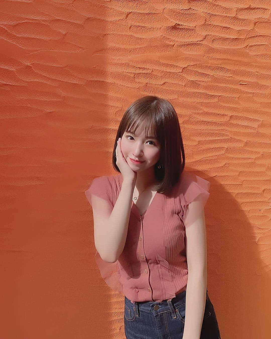 近藤里奈さんのインスタグラム写真 - (近藤里奈Instagram)「.﻿ ﻿ ﻿ ﻿ ﻿ 撮影🙊❤︎﻿ ﻿ オレンジのかわいい壁で🍊﻿ ﻿ ﻿ ﻿ ﻿ 昨日からいきなり暑いよ〜😯﻿ 皆さん水分補給こまめにねっ！🥤﻿ ﻿ ﻿ ﻿」7月27日 17時42分 - rina_kondo_0223