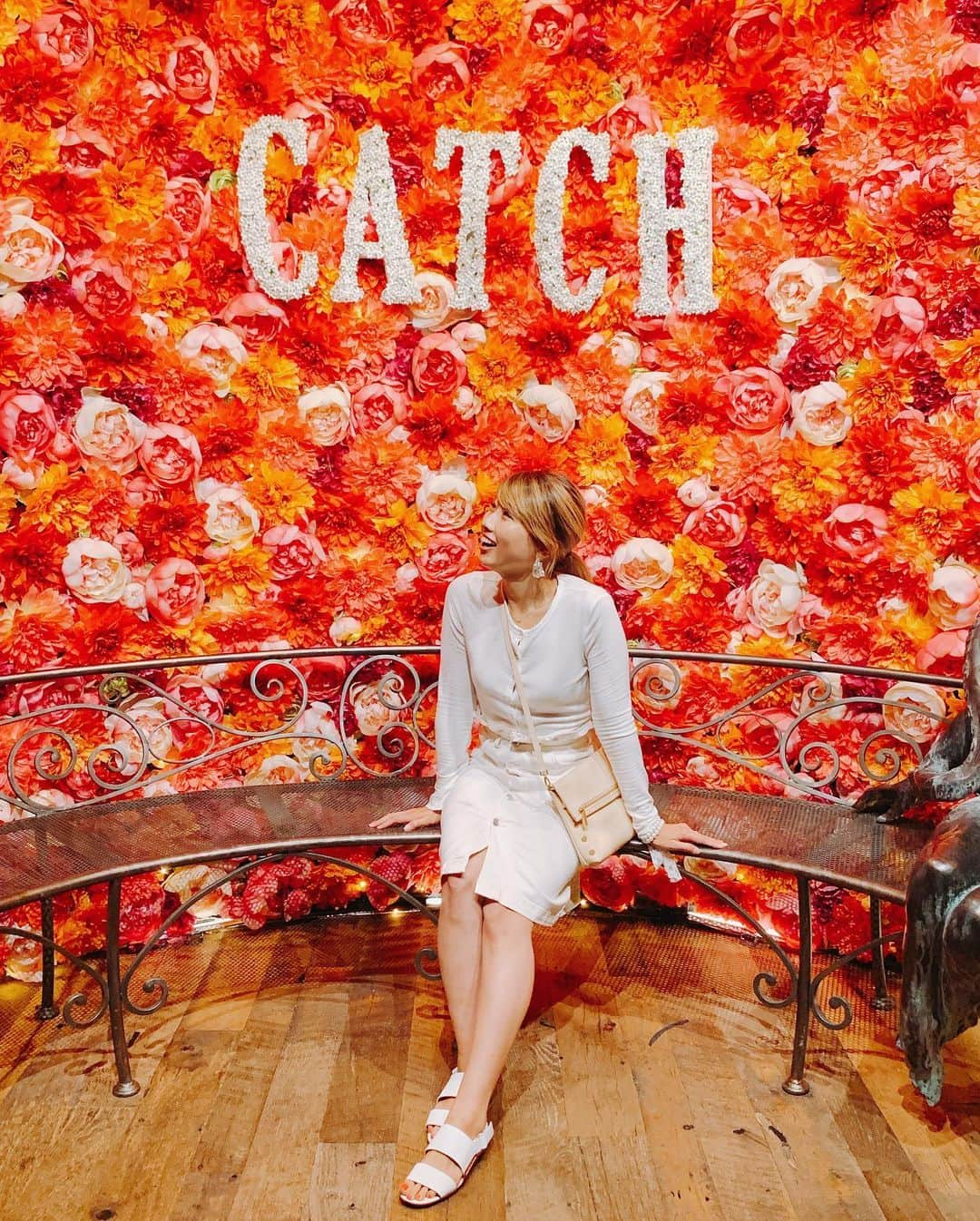 吉田ちかさんのインスタグラム写真 - (吉田ちかInstagram)「So many extravagant photo spots in Las Vegas🌟✨﻿ ﻿ This was taken at the entrance of a famous restaurant called Catch🐟 They don’t allow children under 5 so we couldn’t dine there, but we took some good photos📸 ﻿ ﻿ Las Vegas is actually a great place to vacation with family! It’s not just about gambling, they’ve got great restaurants, shopping, and entertainment. You literally have no time to sleep! lol It’ll be even more fun in a few years, when Pudding is able to go to all the restaurants and shows! We got back to Seattle yesterday, but I still have some footage/photos I haven’t shared so I’ll be uploading them to my stories soon!﻿ ﻿ Swipe to see Pudding holding a monkey stuffed animal in her arms and giving it kisses. She has never shown an interest in stuffed animals so I was completely shocked! Maybe it reminds her of her dad?? lol Of course the moment we got it for her she handed it back to me like “I don’t want it anymore.” Fell in her trap again! Since then I’ve been forcing it in her arms to get her to like it again lol ﻿ ﻿ ラスベガスは本当に派手なフォトスポットだらけ！こちらはCatchというレストランのエントランス☆ 5歳以下は入れなかったので食事はできませんでしたが、写真だけ撮らせてもらいました。﻿ ﻿ ラスベガスは、家族旅行に本当におススメ！カジノだけではなく、食事もショッピングもエンタメも充実しています！寝る暇がないのが困る😅 プリンがもう少し大きくなったらより色んなレストランやショーに行けるようになるので楽しみ😊 昨日シアトルに戻りましたが、まだアップしていなかったLas Vegas storiesがあるので引き続き更新しますね☆﻿ ﻿ #スワイプ #2枚目の写真 #蝶々型のカリフォルニアロールにしか見えなくなってきたw  #4枚目以降 #ぬいぐるみに一切興味を示したがことがなかったプリン #おみやげ屋さんでおさるさんのぬいぐるみを抱きしめてチューまで #もしかしてパパを思い出した？！ #笑 #もちろん即買い #お店から出た瞬間いらないと渡されてショック #騙された #それから無理やり腕に挟んで愛着をわかせようとしている私w﻿ ﻿ 〜おさるさん英語力↑projectのupdate〜﻿ ﻿ セブ島留学３週目が終わりました！プレゼンが必須なのは卒業する週だけなのに、張り切って毎週やると言ってしまい夜中までプレゼン資料を作ったり無理をしていたらお腹を壊してしまい一日、午前中のマンツーマンを休んだらしいです。無理は禁物ですね！でも、体調は治り今日はみんなとジンベイザメと泳ぎに行ったそうです⛱ Work hard, play harder! 気分転換も大事ですよね☆ おさるさん、残り１週間頑張って！久しぶりに会えるの楽しみにしてます☆﻿」7月27日 17時51分 - bilingirl_chika