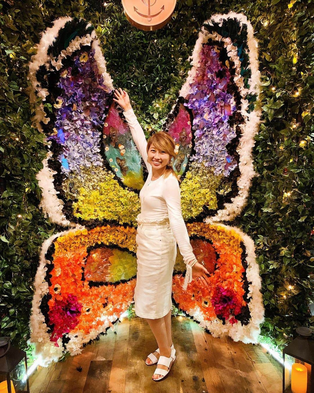 吉田ちかさんのインスタグラム写真 - (吉田ちかInstagram)「So many extravagant photo spots in Las Vegas🌟✨﻿ ﻿ This was taken at the entrance of a famous restaurant called Catch🐟 They don’t allow children under 5 so we couldn’t dine there, but we took some good photos📸 ﻿ ﻿ Las Vegas is actually a great place to vacation with family! It’s not just about gambling, they’ve got great restaurants, shopping, and entertainment. You literally have no time to sleep! lol It’ll be even more fun in a few years, when Pudding is able to go to all the restaurants and shows! We got back to Seattle yesterday, but I still have some footage/photos I haven’t shared so I’ll be uploading them to my stories soon!﻿ ﻿ Swipe to see Pudding holding a monkey stuffed animal in her arms and giving it kisses. She has never shown an interest in stuffed animals so I was completely shocked! Maybe it reminds her of her dad?? lol Of course the moment we got it for her she handed it back to me like “I don’t want it anymore.” Fell in her trap again! Since then I’ve been forcing it in her arms to get her to like it again lol ﻿ ﻿ ラスベガスは本当に派手なフォトスポットだらけ！こちらはCatchというレストランのエントランス☆ 5歳以下は入れなかったので食事はできませんでしたが、写真だけ撮らせてもらいました。﻿ ﻿ ラスベガスは、家族旅行に本当におススメ！カジノだけではなく、食事もショッピングもエンタメも充実しています！寝る暇がないのが困る😅 プリンがもう少し大きくなったらより色んなレストランやショーに行けるようになるので楽しみ😊 昨日シアトルに戻りましたが、まだアップしていなかったLas Vegas storiesがあるので引き続き更新しますね☆﻿ ﻿ #スワイプ #2枚目の写真 #蝶々型のカリフォルニアロールにしか見えなくなってきたw  #4枚目以降 #ぬいぐるみに一切興味を示したがことがなかったプリン #おみやげ屋さんでおさるさんのぬいぐるみを抱きしめてチューまで #もしかしてパパを思い出した？！ #笑 #もちろん即買い #お店から出た瞬間いらないと渡されてショック #騙された #それから無理やり腕に挟んで愛着をわかせようとしている私w﻿ ﻿ 〜おさるさん英語力↑projectのupdate〜﻿ ﻿ セブ島留学３週目が終わりました！プレゼンが必須なのは卒業する週だけなのに、張り切って毎週やると言ってしまい夜中までプレゼン資料を作ったり無理をしていたらお腹を壊してしまい一日、午前中のマンツーマンを休んだらしいです。無理は禁物ですね！でも、体調は治り今日はみんなとジンベイザメと泳ぎに行ったそうです⛱ Work hard, play harder! 気分転換も大事ですよね☆ おさるさん、残り１週間頑張って！久しぶりに会えるの楽しみにしてます☆﻿」7月27日 17時51分 - bilingirl_chika